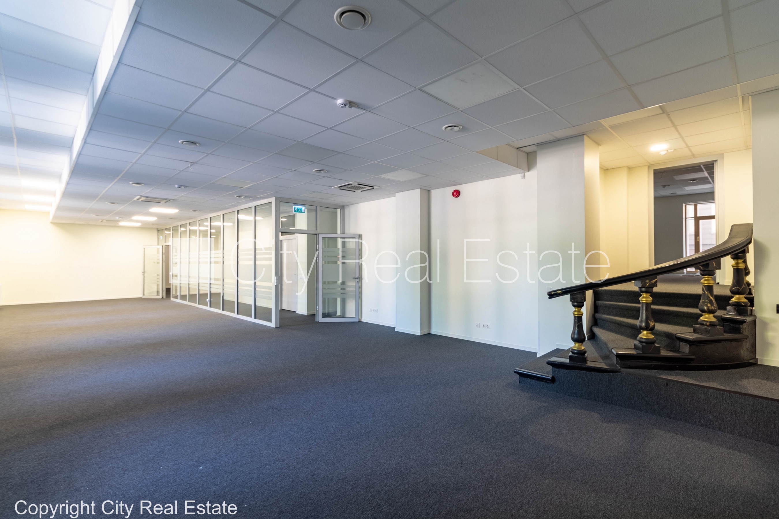 Sludinājumi. Fasādes māja, renovēta māja, viena kvadrātmetra apsaimniekošanas maksa mēnesī  1,6 EUR, apsargāta Cena: 7551 EUR/mēn Foto #1