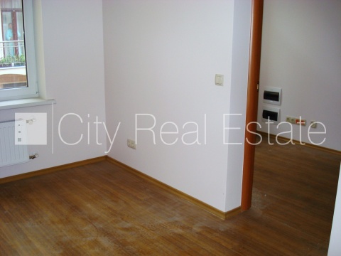 Sludinājumi. Pagalma māja, viena kvadrātmetra apsaimniekošanas maksa mēnesī , slēgta teritorija, ieeja no Cena: 390 EUR/mēn Foto #2