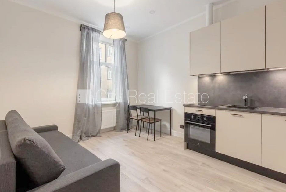 Sludinājumi. Projekts - Matīsa 38, fasādes māja, renovēta māja, labiekārtots apzaļumots pagalms, slēgts pagalms, Cena: 320 EUR/mēn Foto #1