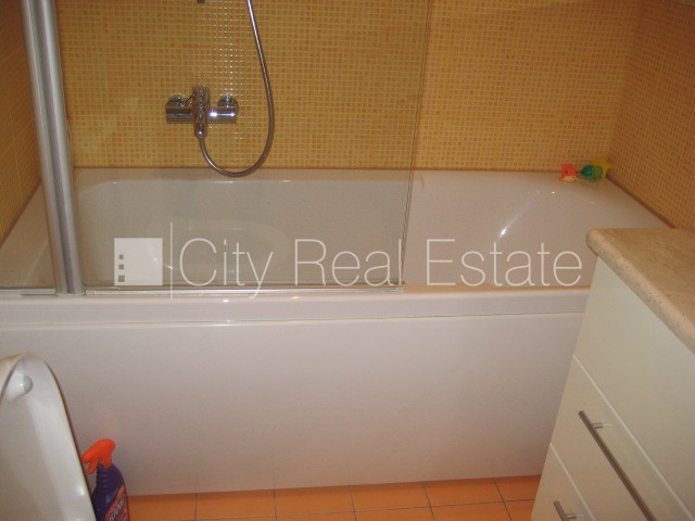 Sludinājumi. Fasādes māja, renovēta māja, ir lifts, kāpņu telpa pēc kapitālā remonta, logi vērsti uz pagalma Cena: 650 EUR/mēn Foto #10