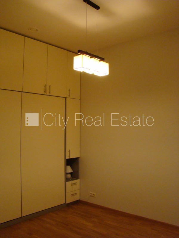 Sludinājumi. Fasādes māja, renovēta māja, ir lifts, kāpņu telpa pēc kapitālā remonta, logi vērsti uz pagalma Cena: 650 EUR/mēn Foto #8