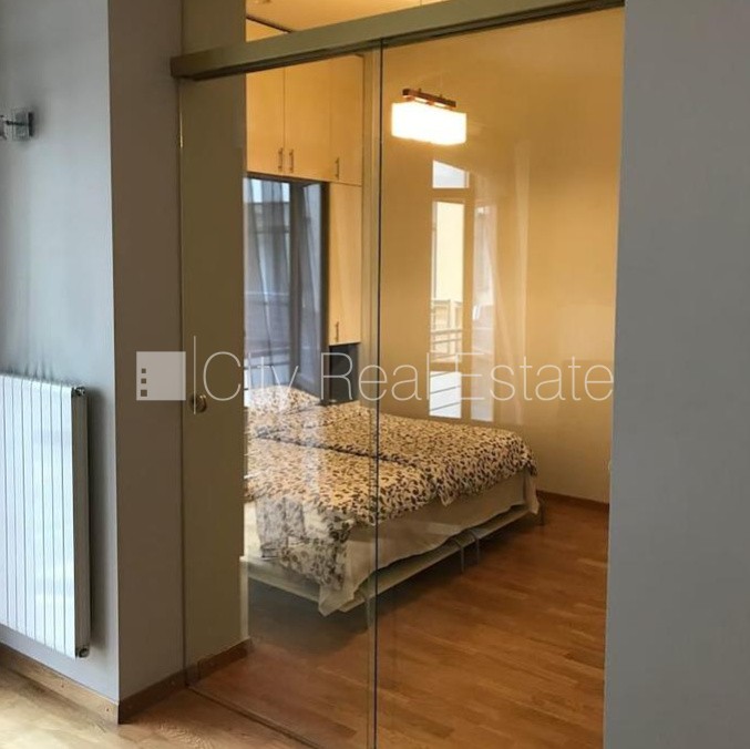 Sludinājumi. Fasādes māja, renovēta māja, ir lifts, kāpņu telpa pēc kapitālā remonta, logi vērsti uz pagalma Cena: 650 EUR/mēn Foto #7