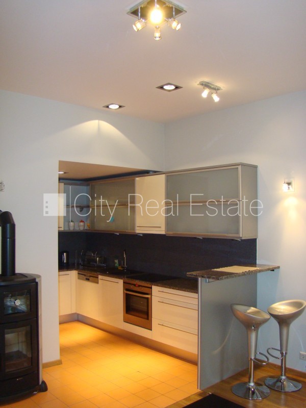 Sludinājumi. Fasādes māja, renovēta māja, ir lifts, kāpņu telpa pēc kapitālā remonta, logi vērsti uz pagalma Cena: 650 EUR/mēn Foto #3