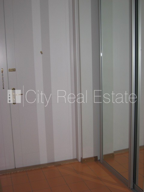 Sludinājumi. Fasādes māja, renovēta māja, ir lifts, kāpņu telpa pēc kapitālā remonta, logi vērsti uz pagalma Cena: 650 EUR/mēn Foto #11