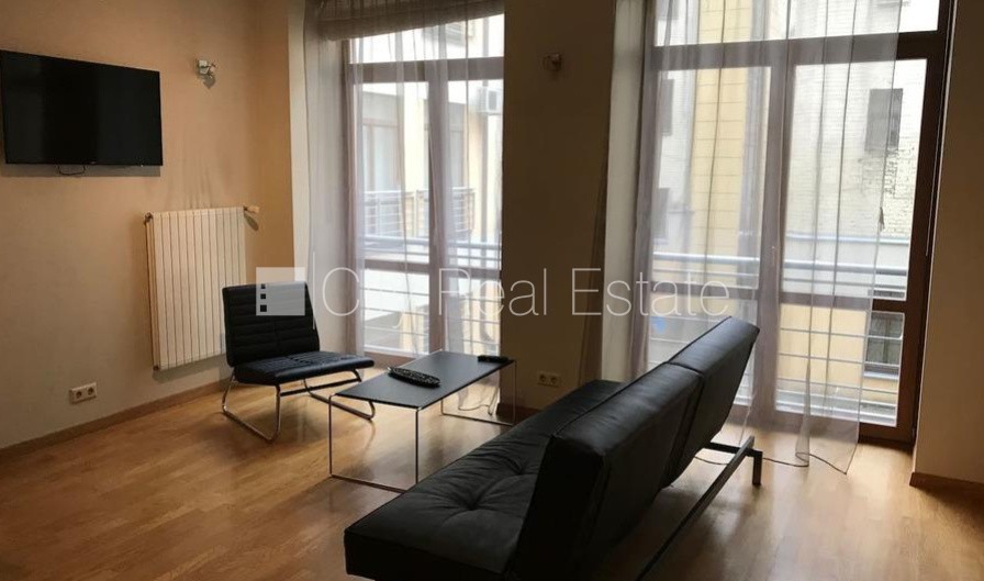 Sludinājumi. Fasādes māja, renovēta māja, ir lifts, kāpņu telpa pēc kapitālā remonta, logi vērsti uz pagalma Cena: 650 EUR/mēn Foto #2