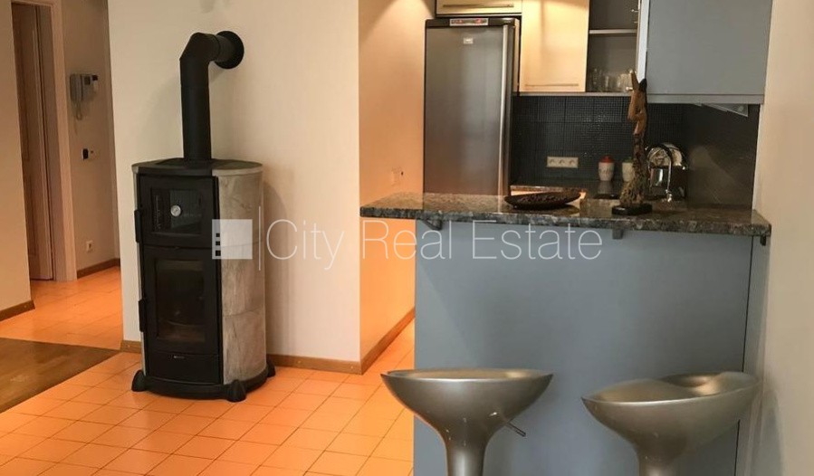 Sludinājumi. Fasādes māja, renovēta māja, ir lifts, kāpņu telpa pēc kapitālā remonta, logi vērsti uz pagalma Cena: 650 EUR/mēn Foto #5