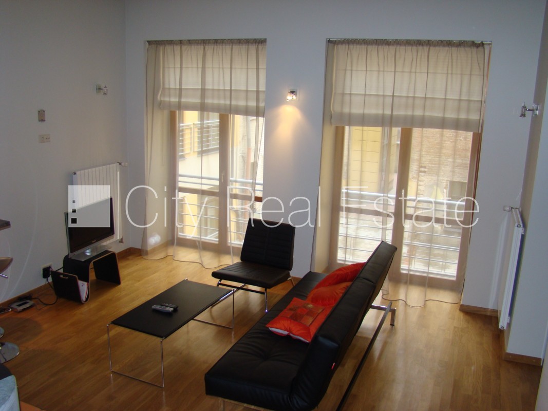 Sludinājumi. Fasādes māja, renovēta māja, ir lifts, kāpņu telpa pēc kapitālā remonta, logi vērsti uz pagalma Cena: 650 EUR/mēn Foto #1