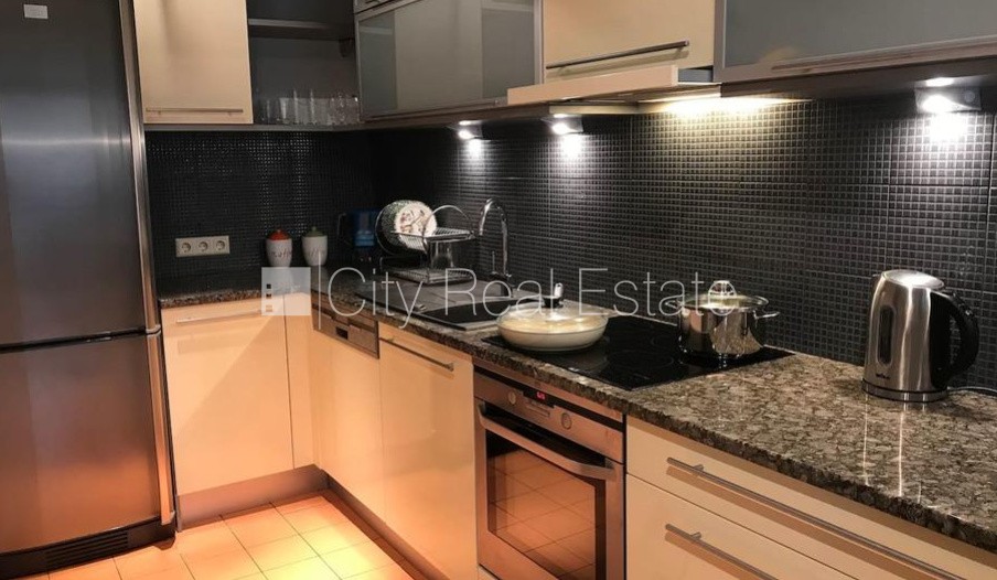 Sludinājumi. Fasādes māja, renovēta māja, ir lifts, kāpņu telpa pēc kapitālā remonta, logi vērsti uz pagalma Cena: 650 EUR/mēn Foto #4