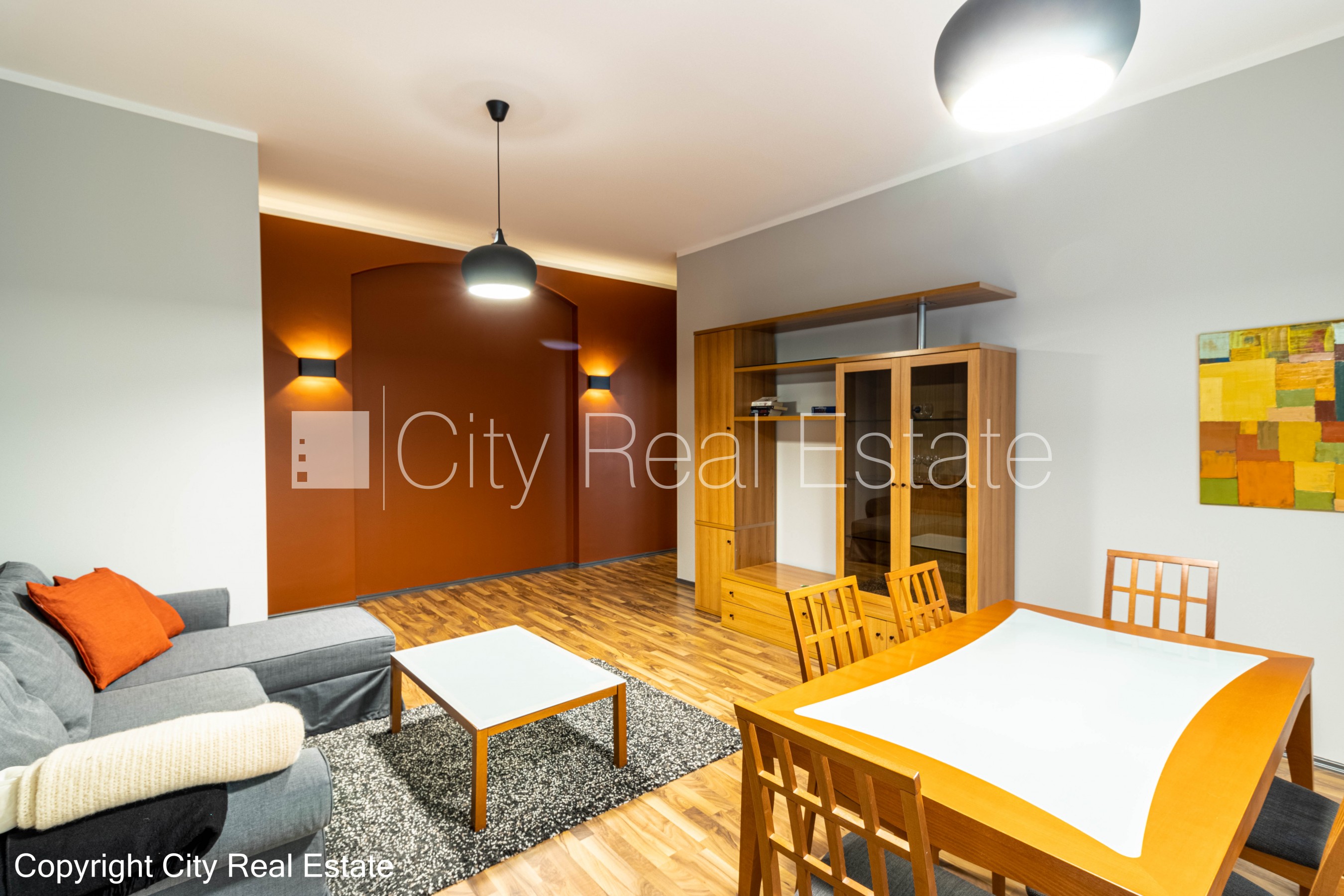 Объявление. Дом во дворе, реновированный дом, апартаменты люкс, балкон, окна выходят в обе стороны дома, Цена: 250000 EUR Foto #2