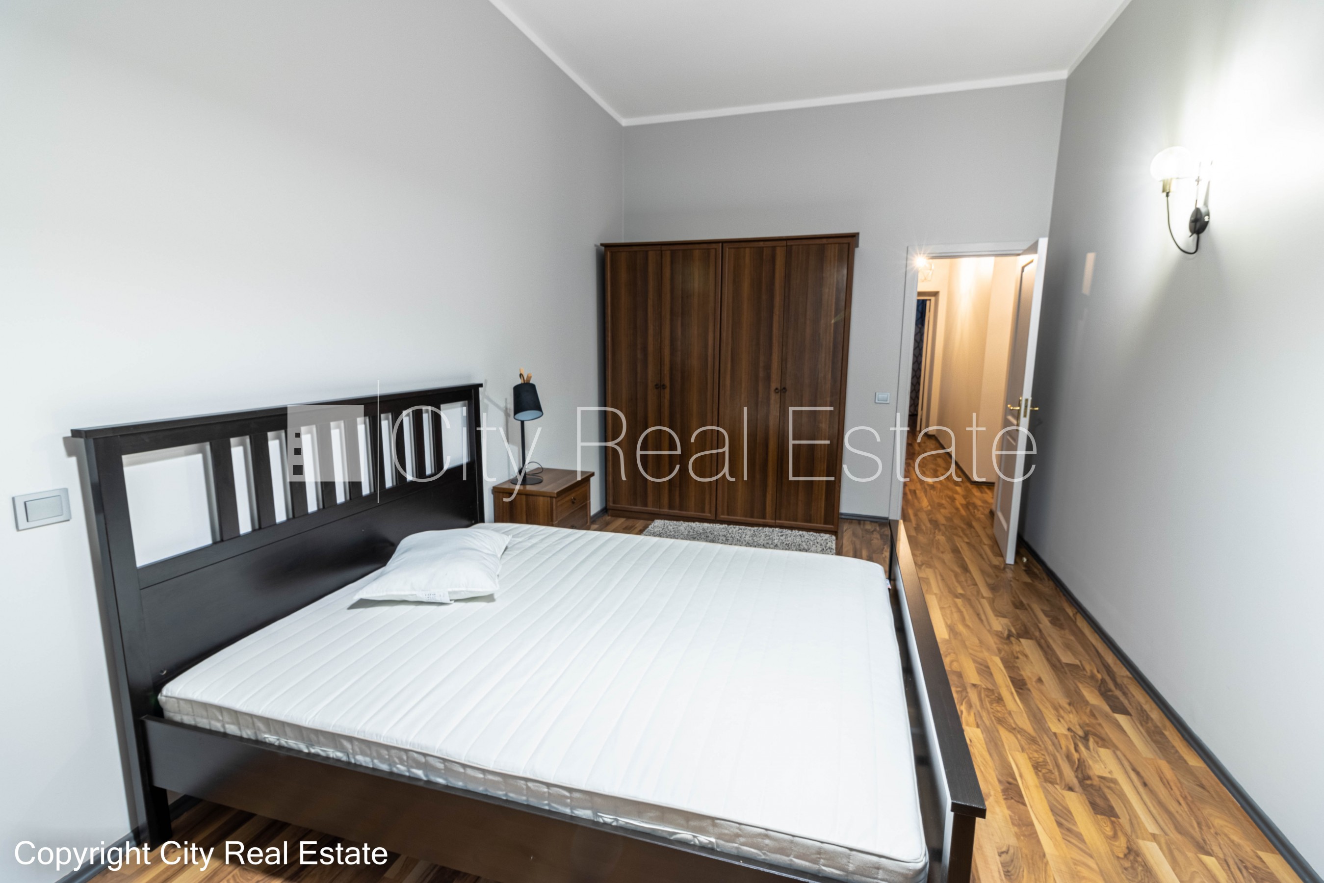 Объявление. Дом во дворе, реновированный дом, апартаменты люкс, балкон, окна выходят в обе стороны дома, Цена: 250000 EUR Foto #6