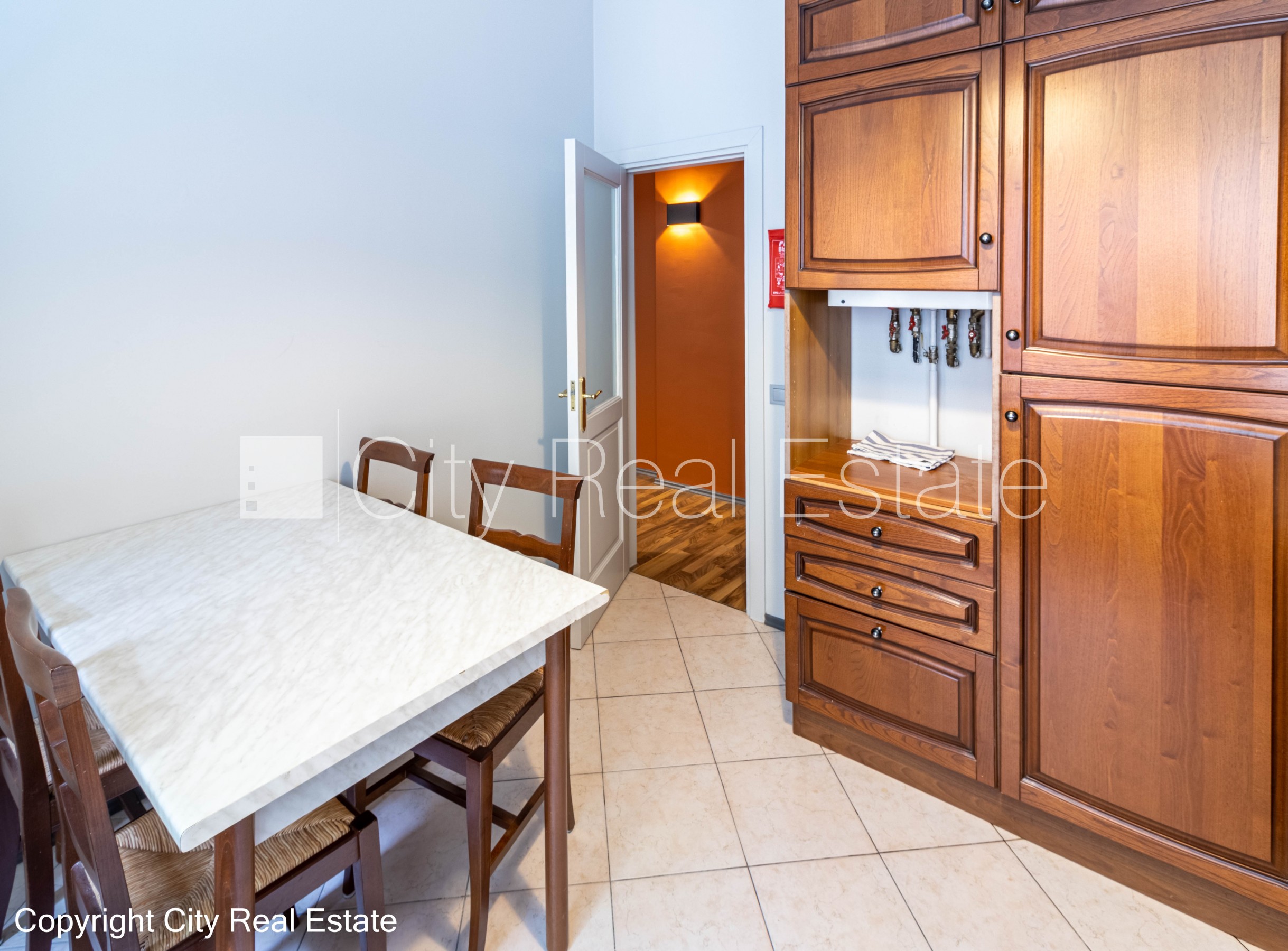 Объявление. Дом во дворе, реновированный дом, апартаменты люкс, балкон, окна выходят в обе стороны дома, Цена: 250000 EUR Foto #10