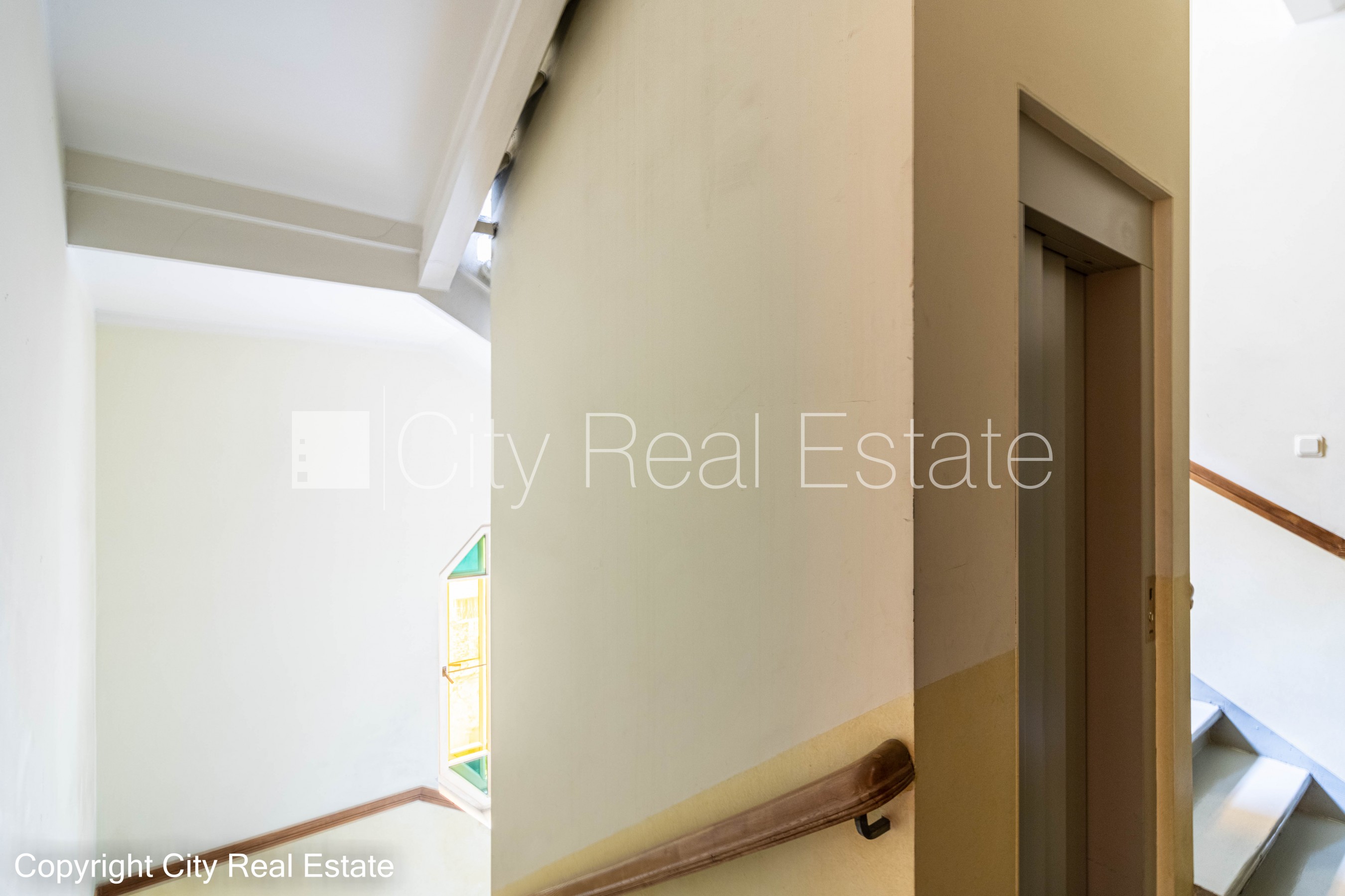 Объявление. Дом во дворе, реновированный дом, апартаменты люкс, балкон, окна выходят в обе стороны дома, Цена: 250000 EUR Foto #17