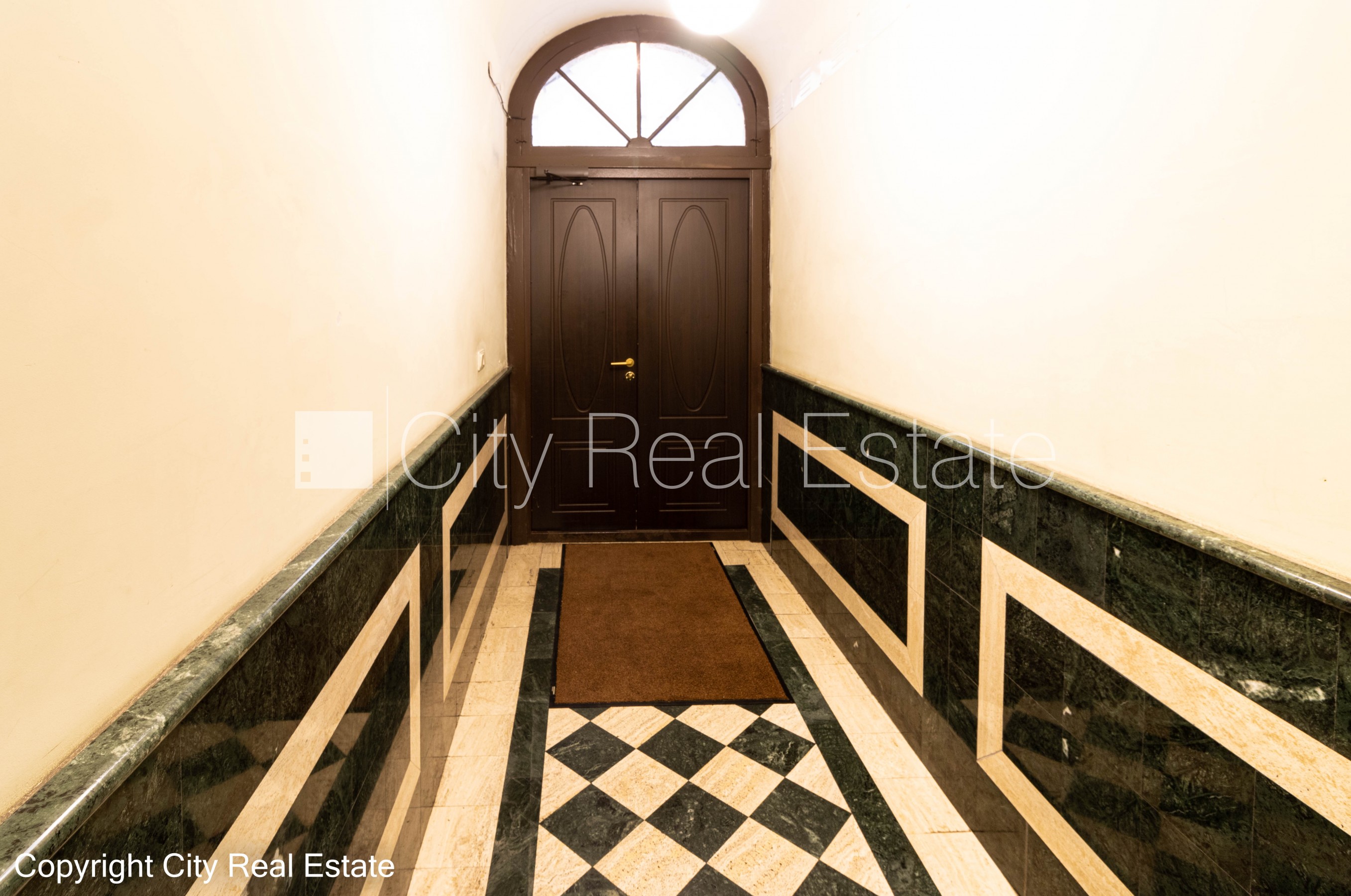 Объявление. Дом во дворе, реновированный дом, апартаменты люкс, балкон, окна выходят в обе стороны дома, Цена: 250000 EUR Foto #20