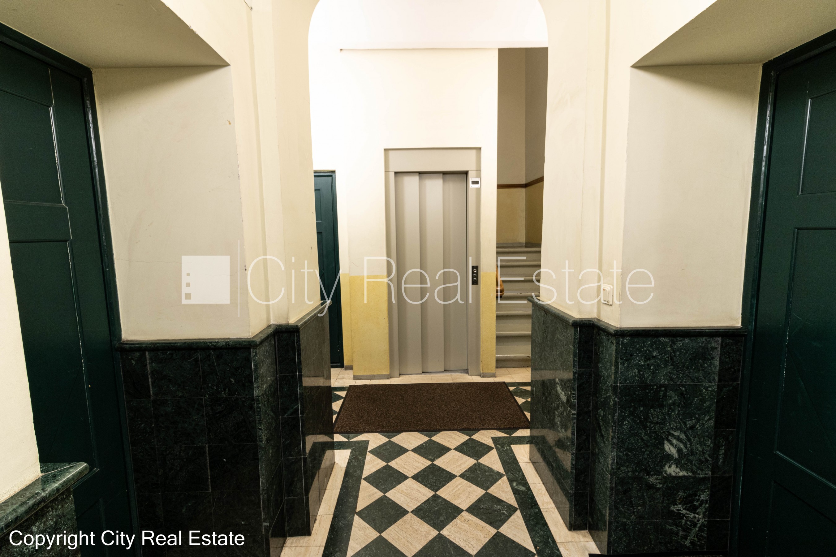 Объявление. Дом во дворе, реновированный дом, апартаменты люкс, балкон, окна выходят в обе стороны дома, Цена: 250000 EUR Foto #19