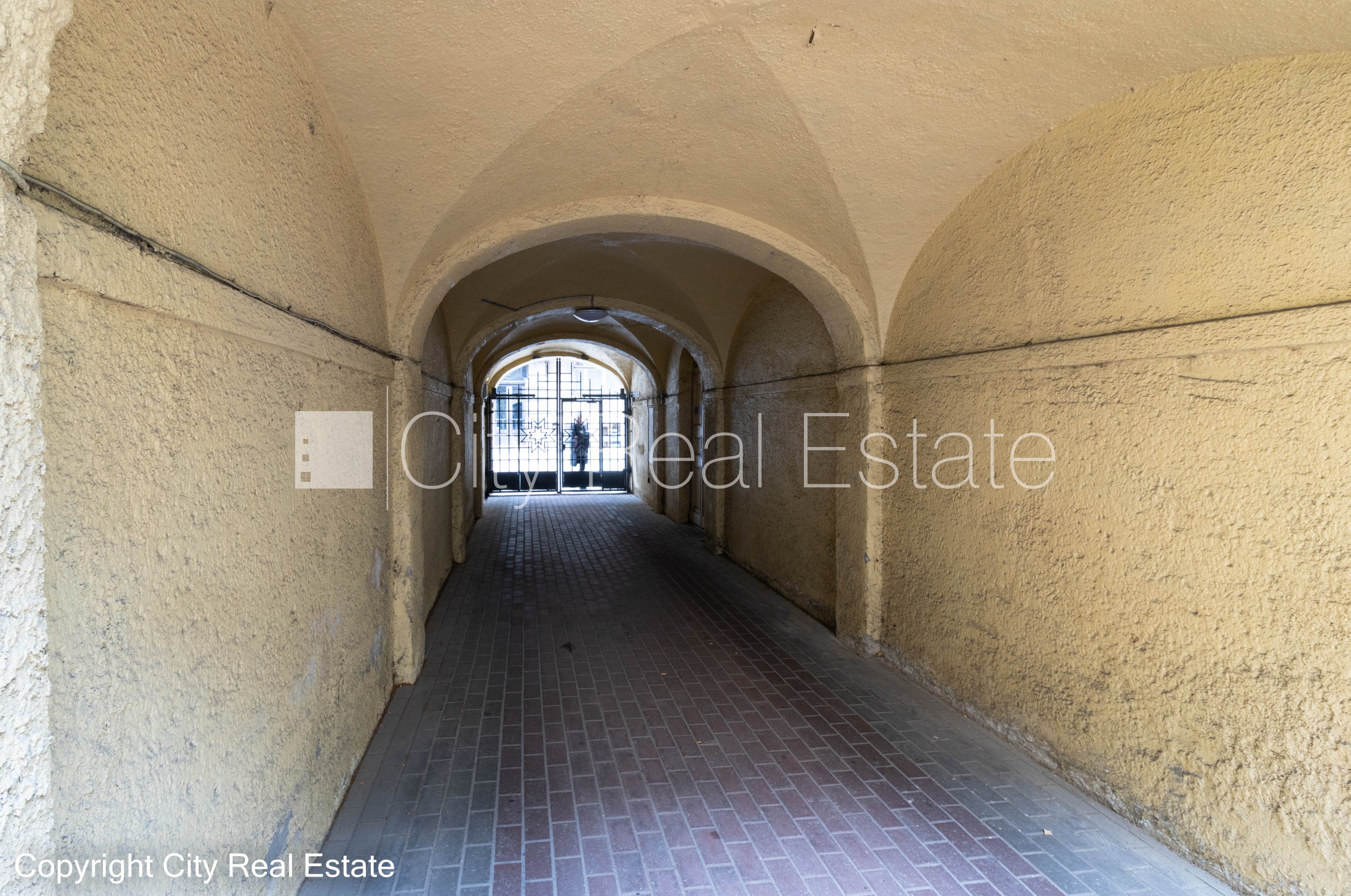 Объявление. Дом во дворе, реновированный дом, апартаменты люкс, балкон, окна выходят в обе стороны дома, Цена: 250000 EUR Foto #22