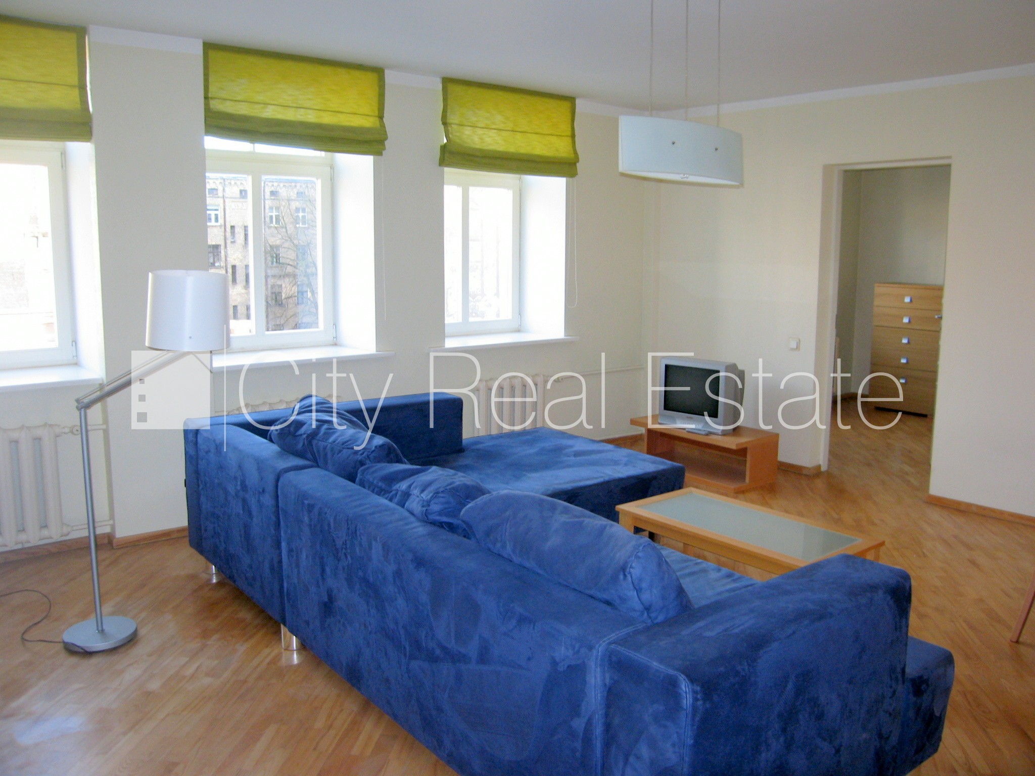 Объявление. Фасадный дом, вход с улицы, лестничная клетка после косметического ремонта, окна выходят на улицу, Цена: 620 EUR/мес. Foto #1