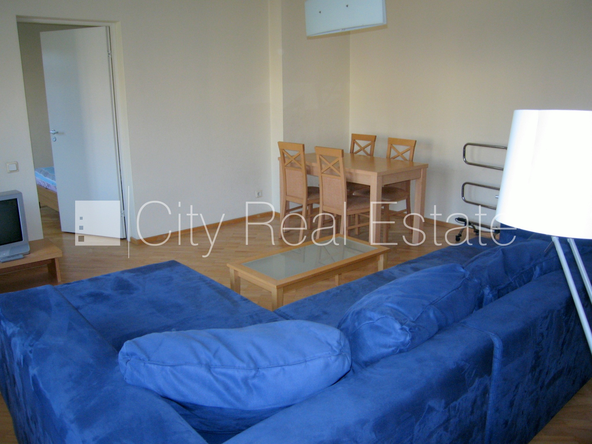 Объявление. Фасадный дом, вход с улицы, лестничная клетка после косметического ремонта, окна выходят на улицу, Цена: 620 EUR/мес. Foto #2