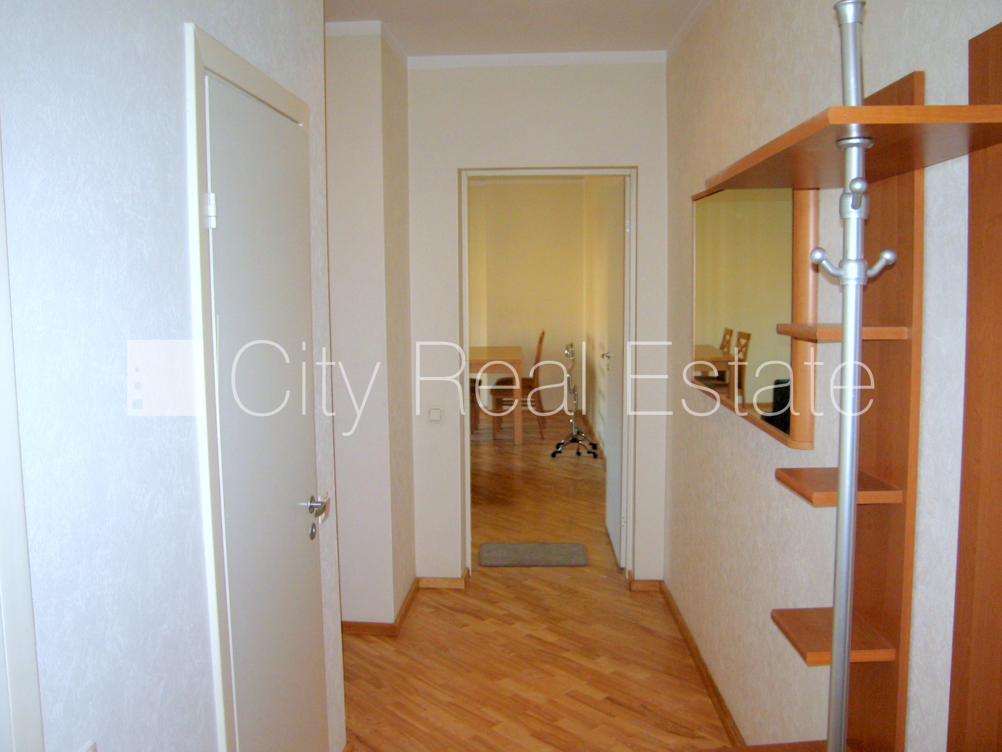 Объявление. Фасадный дом, вход с улицы, лестничная клетка после косметического ремонта, окна выходят на улицу, Цена: 620 EUR/мес. Foto #4