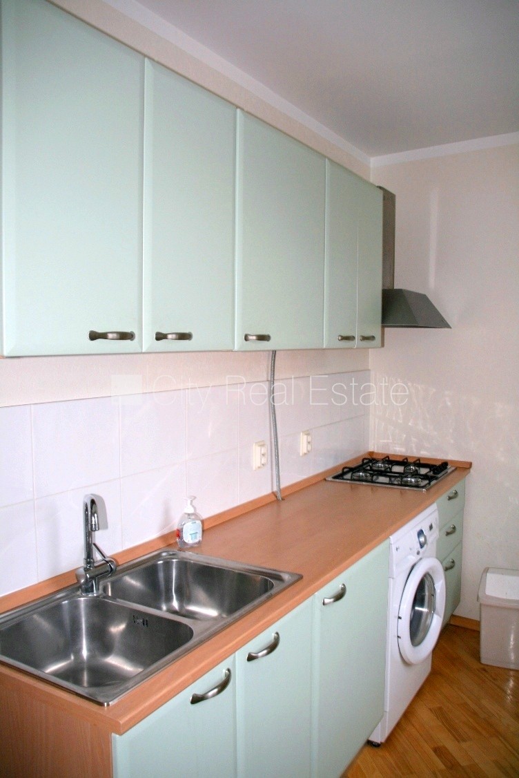 Объявление. Фасадный дом, вход с улицы, лестничная клетка после косметического ремонта, окна выходят на улицу, Цена: 620 EUR/мес. Foto #5