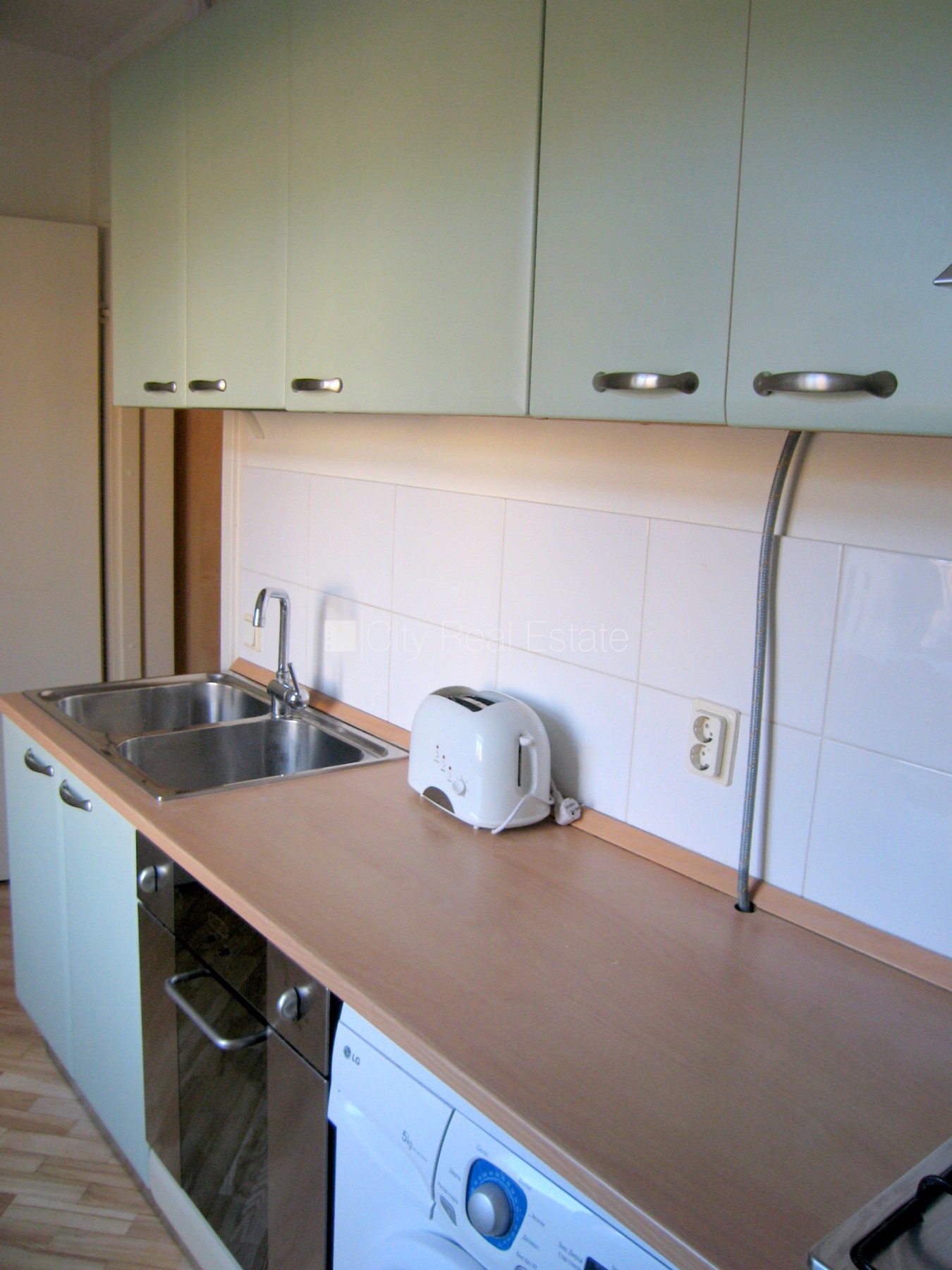 Объявление. Фасадный дом, вход с улицы, лестничная клетка после косметического ремонта, окна выходят на улицу, Цена: 620 EUR/мес. Foto #6