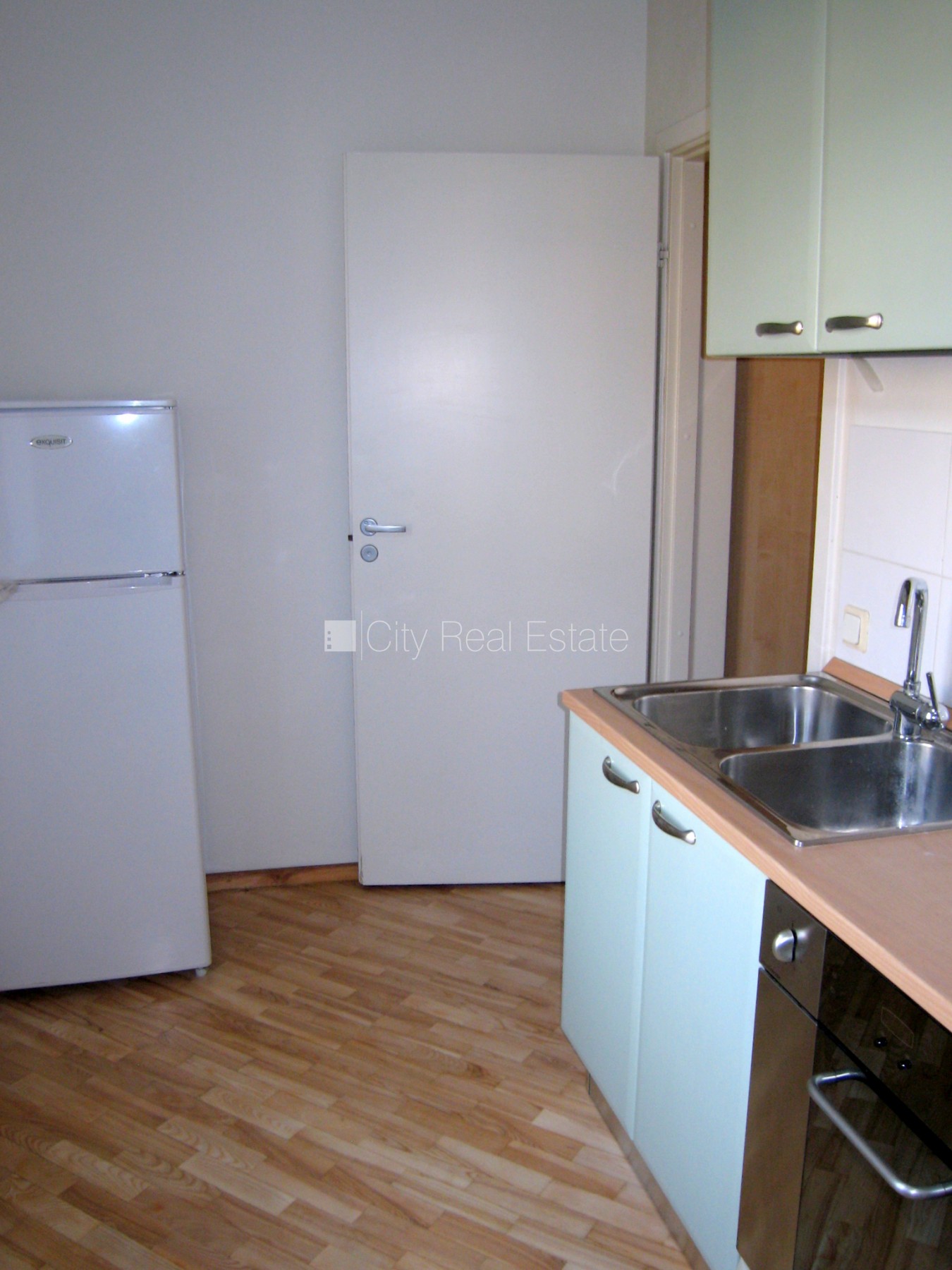 Объявление. Фасадный дом, вход с улицы, лестничная клетка после косметического ремонта, окна выходят на улицу, Цена: 620 EUR/мес. Foto #7