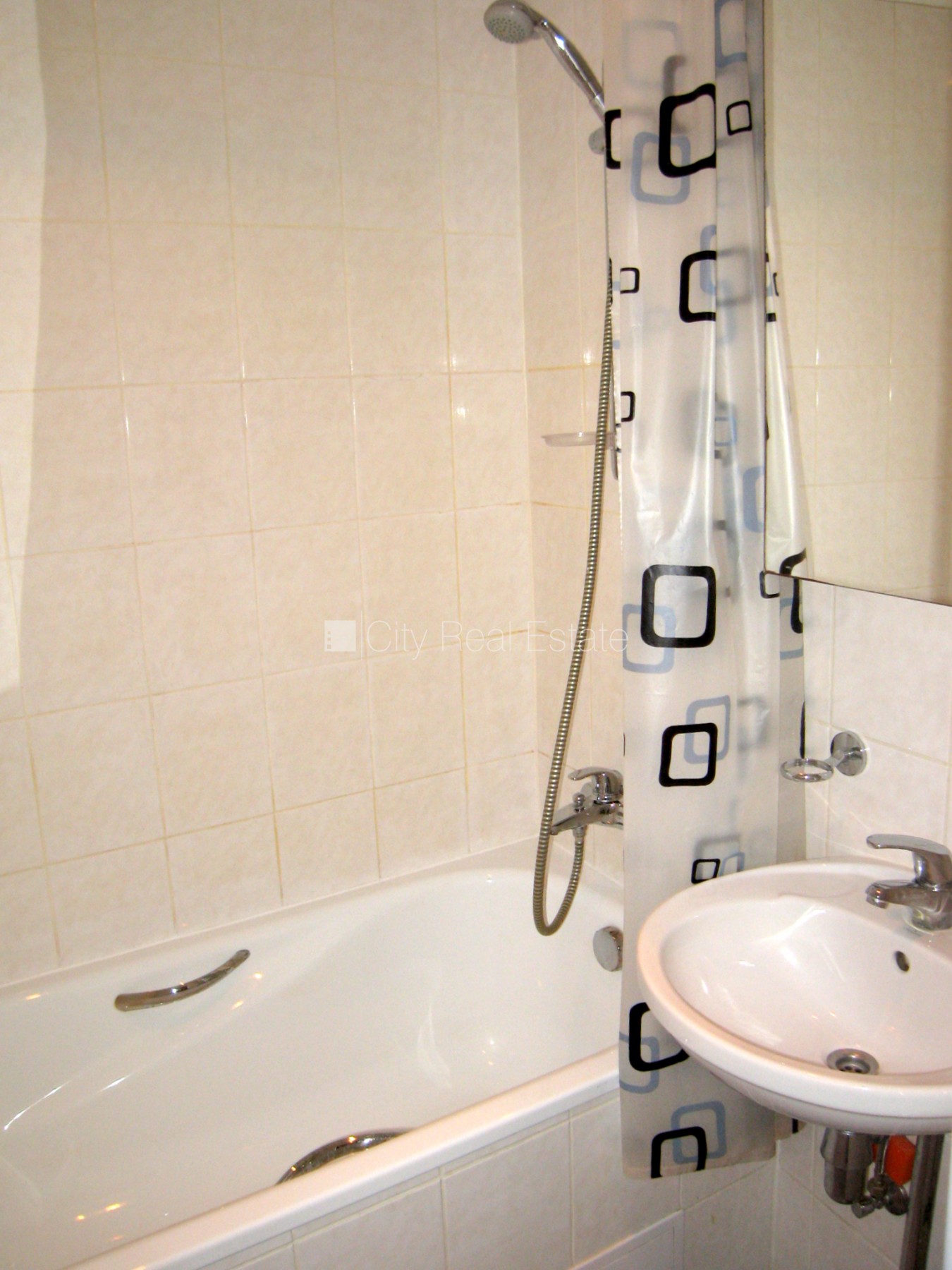 Объявление. Фасадный дом, вход с улицы, лестничная клетка после косметического ремонта, окна выходят на улицу, Цена: 620 EUR/мес. Foto #8