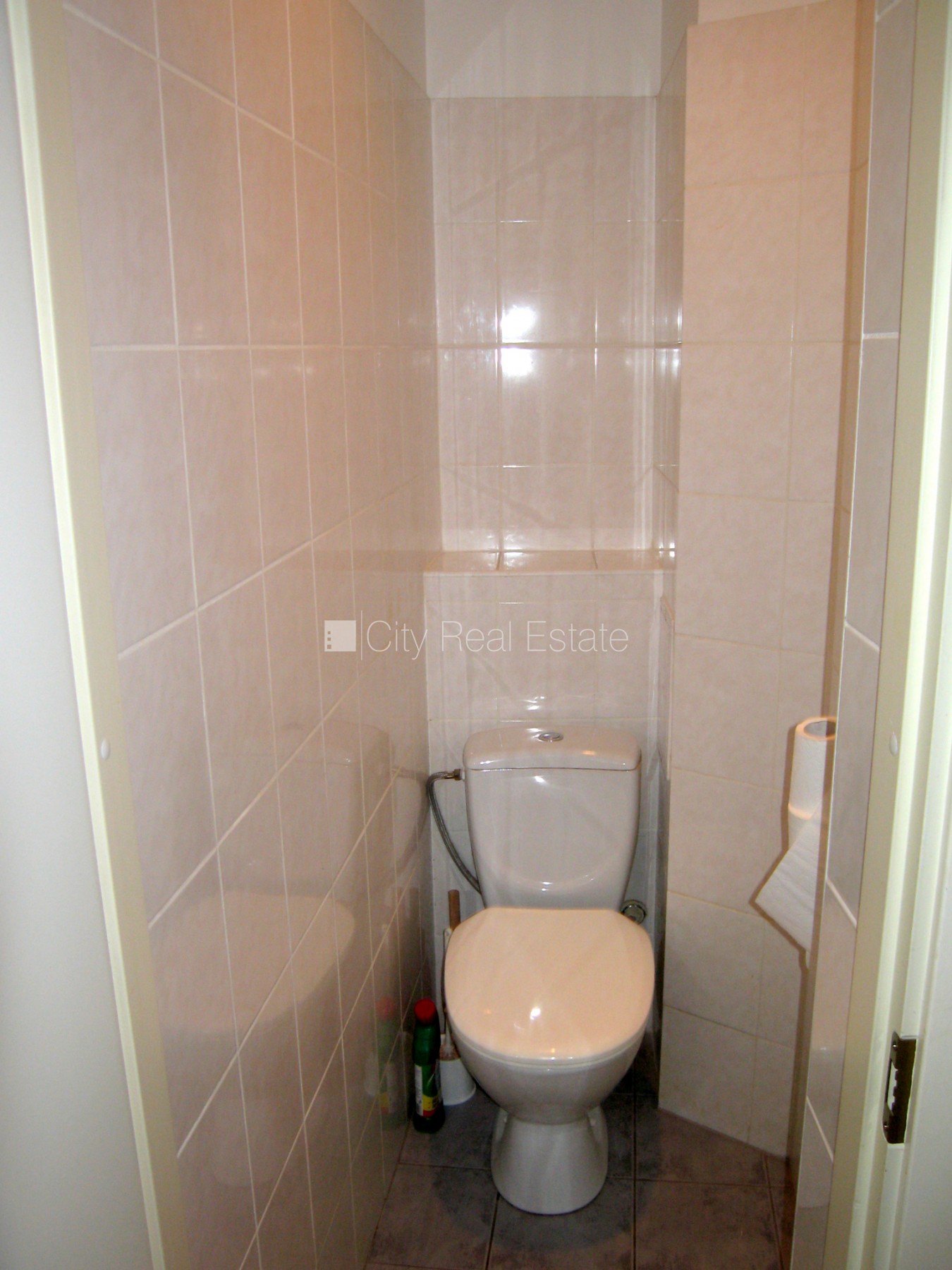 Объявление. Фасадный дом, вход с улицы, лестничная клетка после косметического ремонта, окна выходят на улицу, Цена: 620 EUR/мес. Foto #9