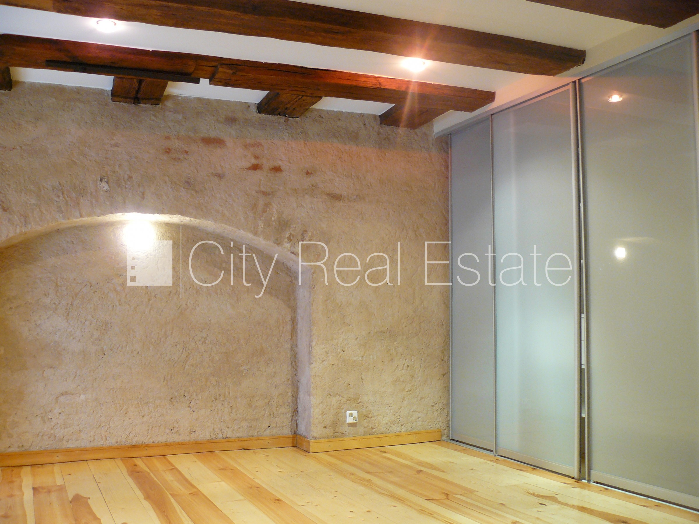 Sludinājumi. Fasādes māja, restaurēta māja, ieeja no ielas, ir lifts, logi vērsti mājas abās pusēs, istabas Cena: 1143 EUR/mēn Foto #5