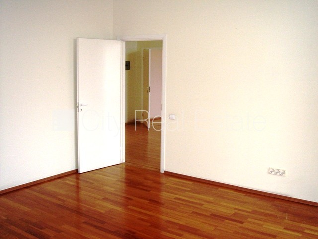 Sludinājumi. Fasādes māja, restaurēta māja, ieeja no ielas un pagalma, ir lifts, istabas izolētas, viena istaba Cena: 485 EUR/mēn Foto #2