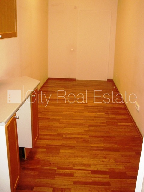 Sludinājumi. Fasādes māja, restaurēta māja, ieeja no ielas un pagalma, ir lifts, istabas izolētas, viena istaba Cena: 485 EUR/mēn Foto #3