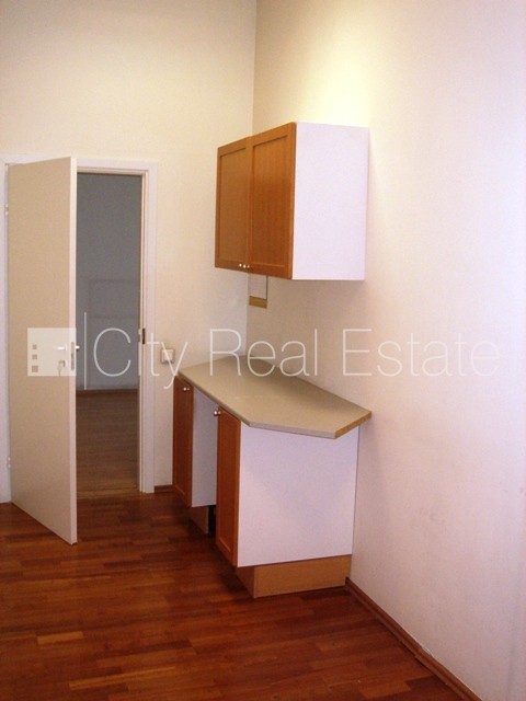 Sludinājumi. Fasādes māja, restaurēta māja, ieeja no ielas un pagalma, ir lifts, istabas izolētas, viena istaba Cena: 485 EUR/mēn Foto #5