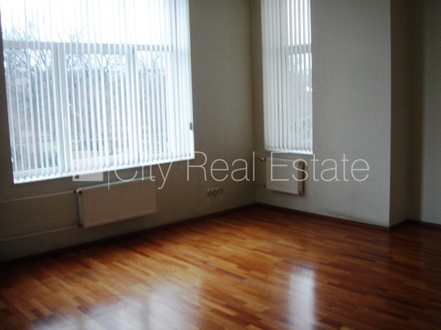 Sludinājumi. Fasādes māja, restaurēta māja, ieeja no ielas un pagalma, ir lifts, istabas izolētas, viena istaba Cena: 485 EUR/mēn Foto #1