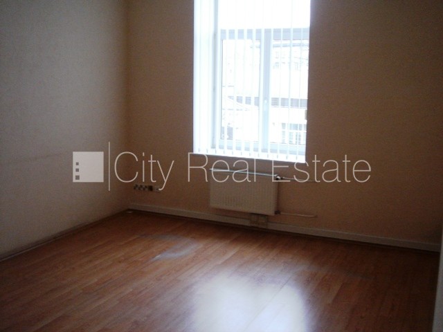 Sludinājumi. Fasādes māja, restaurēta māja, ieeja no ielas un pagalma, ir lifts, istabas izolētas, viena istaba Cena: 485 EUR/mēn Foto #6