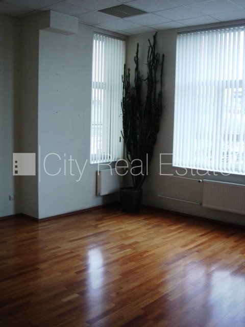 Sludinājumi. Fasādes māja, restaurēta māja, ieeja no ielas un pagalma, ir lifts, istabas izolētas, viena istaba Cena: 485 EUR/mēn Foto #7