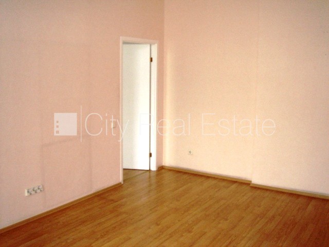 Sludinājumi. Fasādes māja, restaurēta māja, ieeja no ielas un pagalma, ir lifts, istabas izolētas, viena istaba Cena: 485 EUR/mēn Foto #8