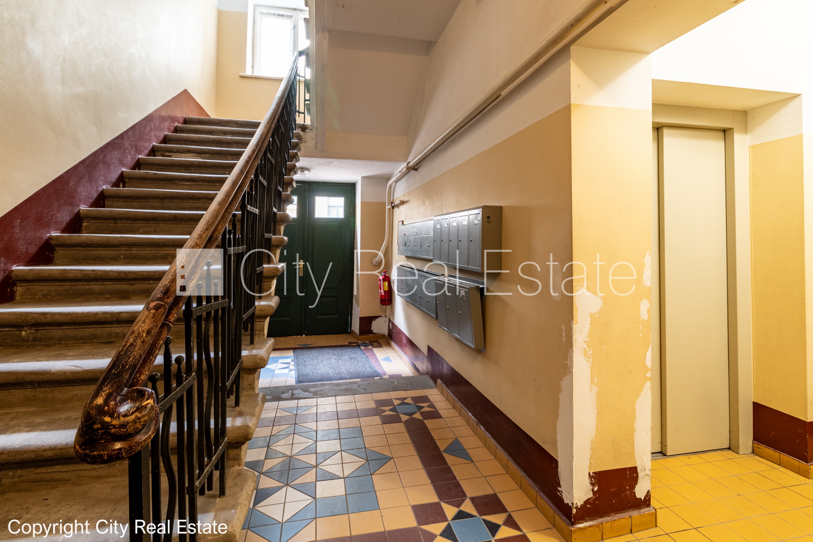 Sludinājumi. Pagalma ēka, renovēta māja, slēgts pagalms, ieeja no pagalma, ir lifts, kāpņu telpa pēc kosmētiskā Cena: 600 EUR/mēn Foto #19