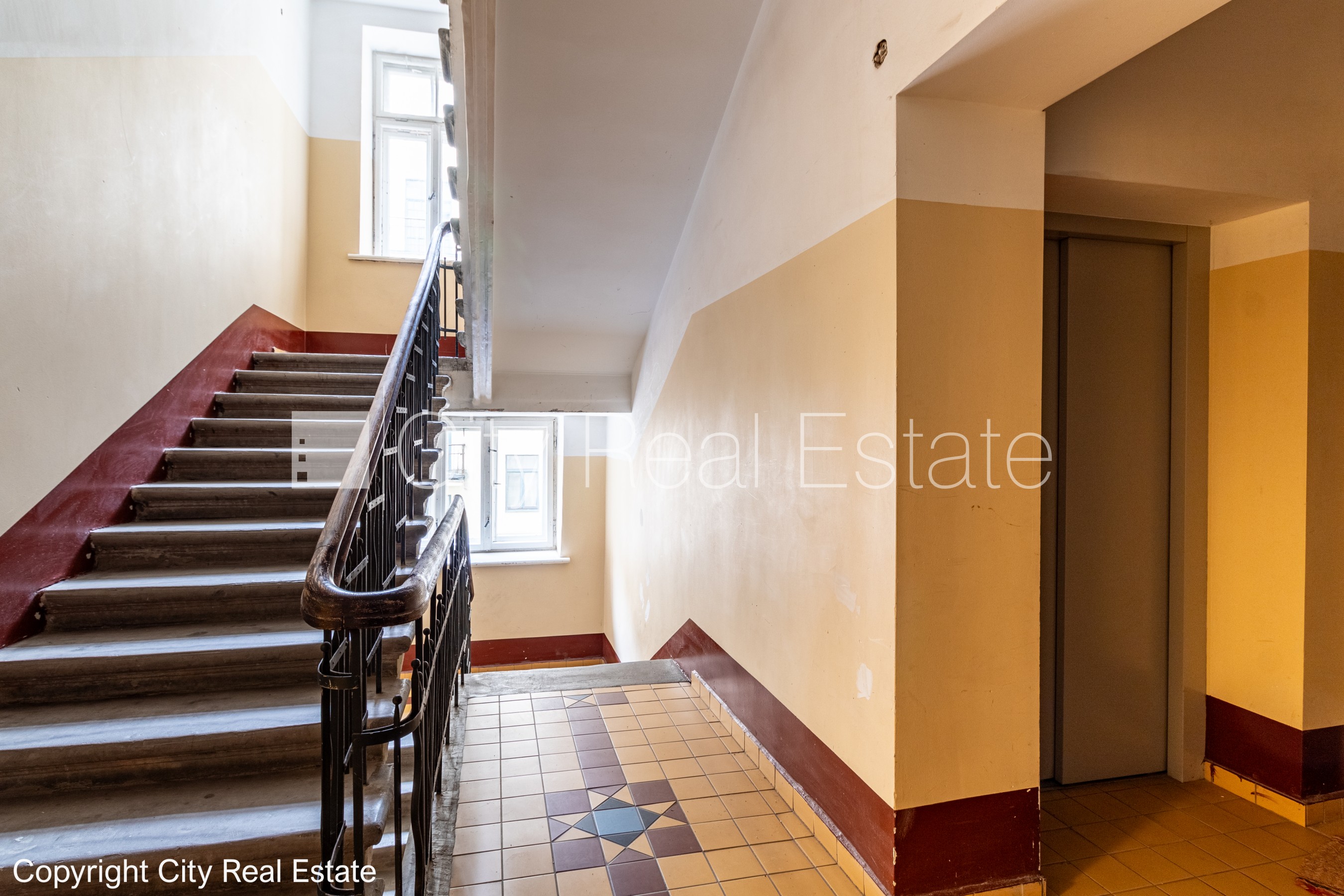 Sludinājumi. Pagalma ēka, renovēta māja, slēgts pagalms, ieeja no pagalma, ir lifts, kāpņu telpa pēc kosmētiskā Cena: 600 EUR/mēn Foto #18