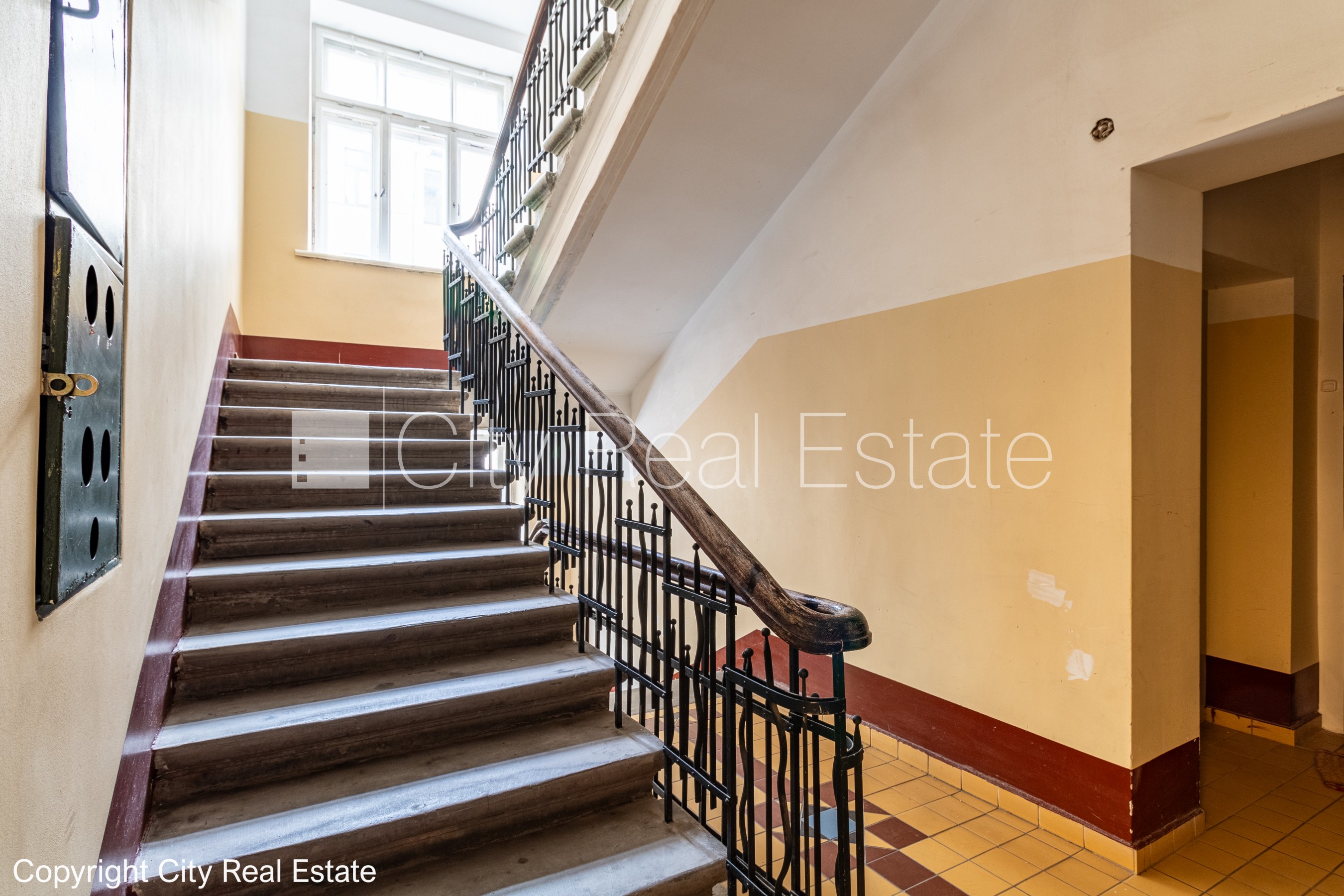 Sludinājumi. Pagalma ēka, renovēta māja, slēgts pagalms, ieeja no pagalma, ir lifts, kāpņu telpa pēc kosmētiskā Cena: 600 EUR/mēn Foto #17