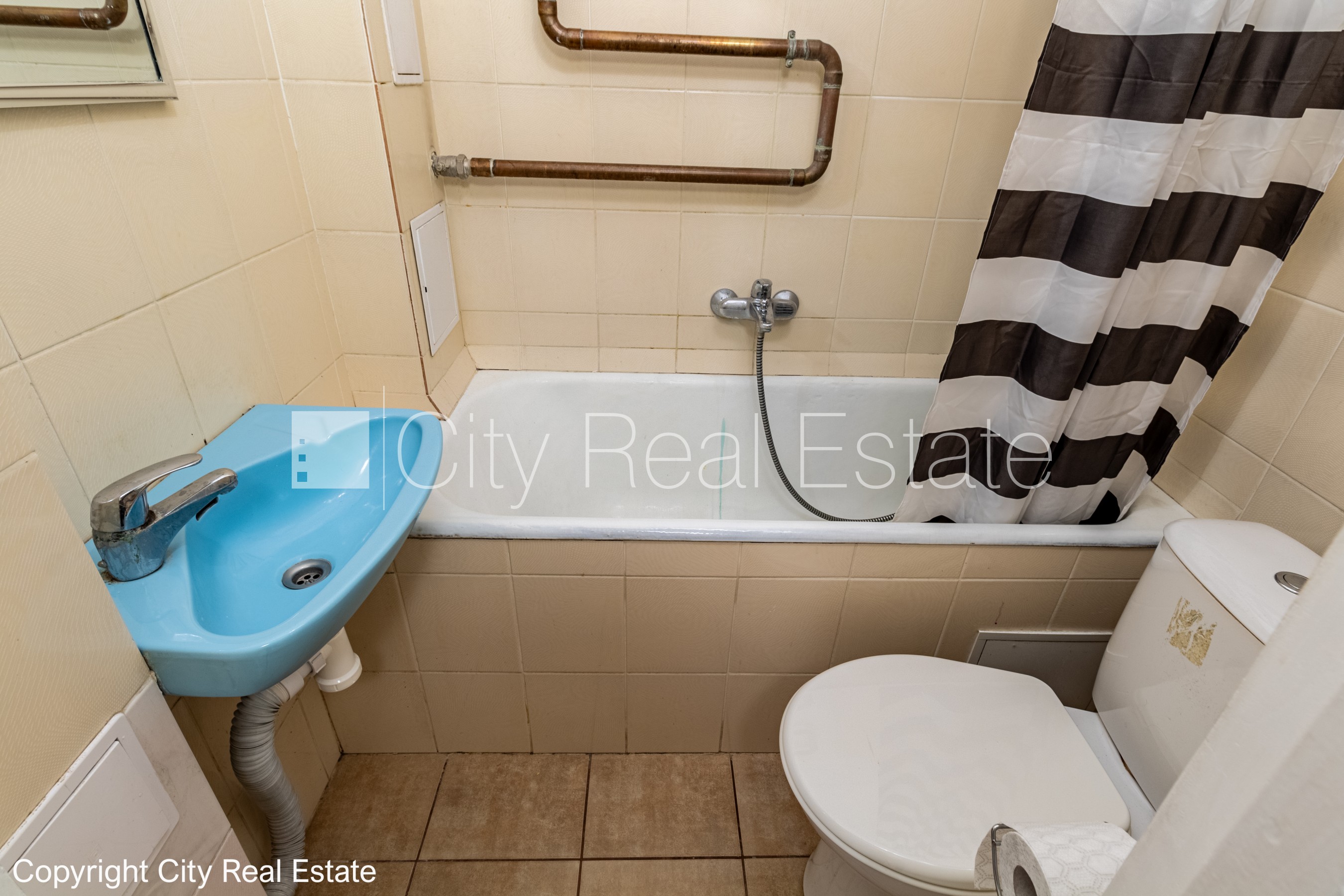 Sludinājumi. Pagalma ēka, renovēta māja, slēgts pagalms, ieeja no pagalma, ir lifts, kāpņu telpa pēc kosmētiskā Cena: 600 EUR/mēn Foto #14