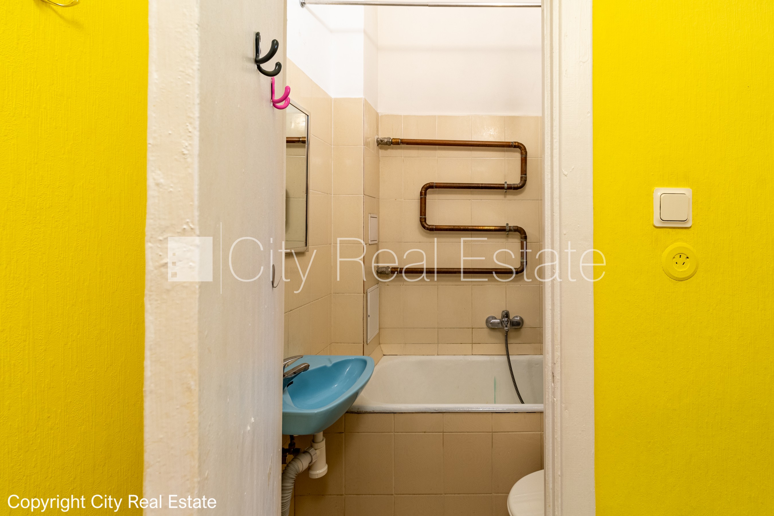 Sludinājumi. Pagalma ēka, renovēta māja, slēgts pagalms, ieeja no pagalma, ir lifts, kāpņu telpa pēc kosmētiskā Cena: 600 EUR/mēn Foto #13