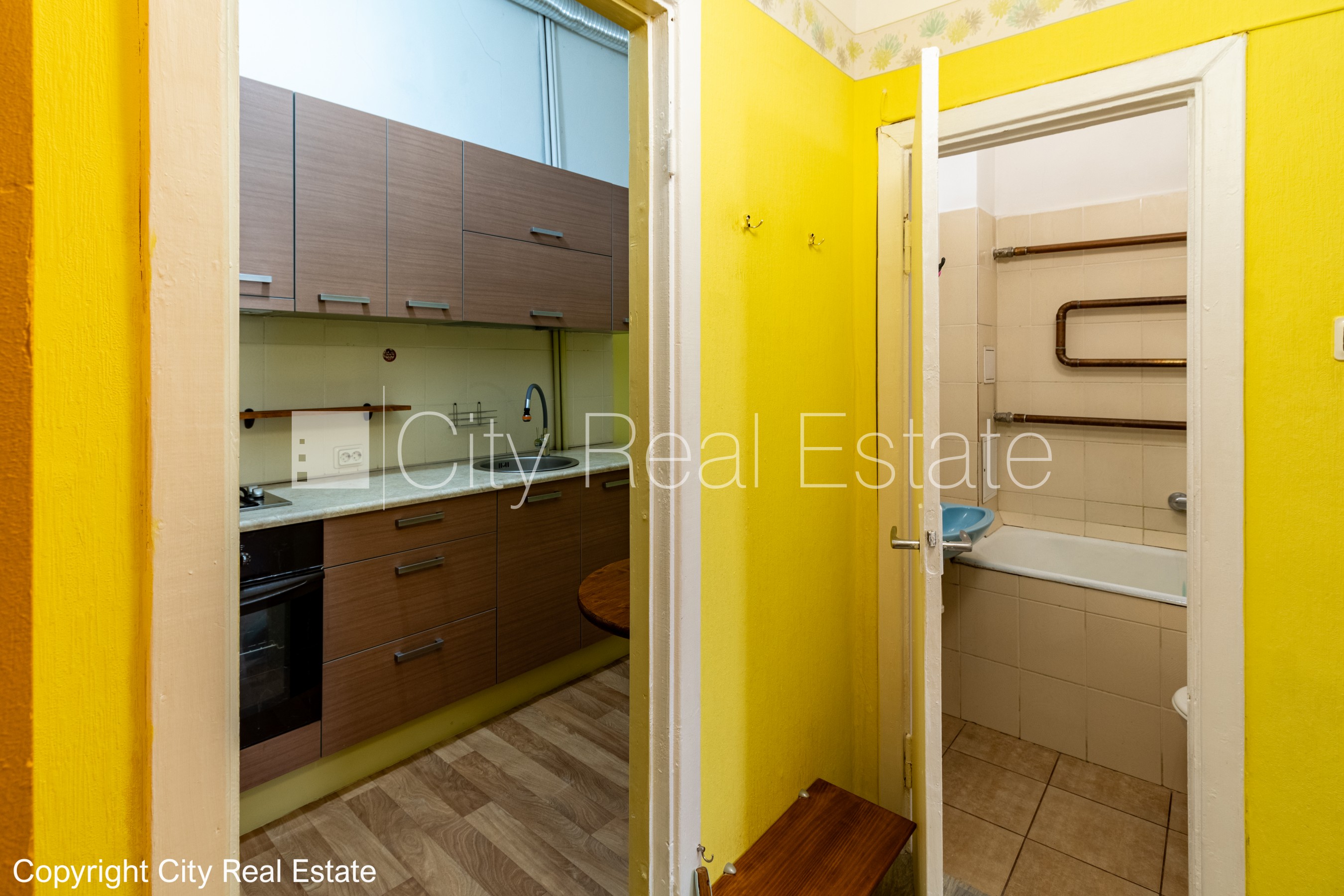 Sludinājumi. Pagalma ēka, renovēta māja, slēgts pagalms, ieeja no pagalma, ir lifts, kāpņu telpa pēc kosmētiskā Cena: 600 EUR/mēn Foto #12