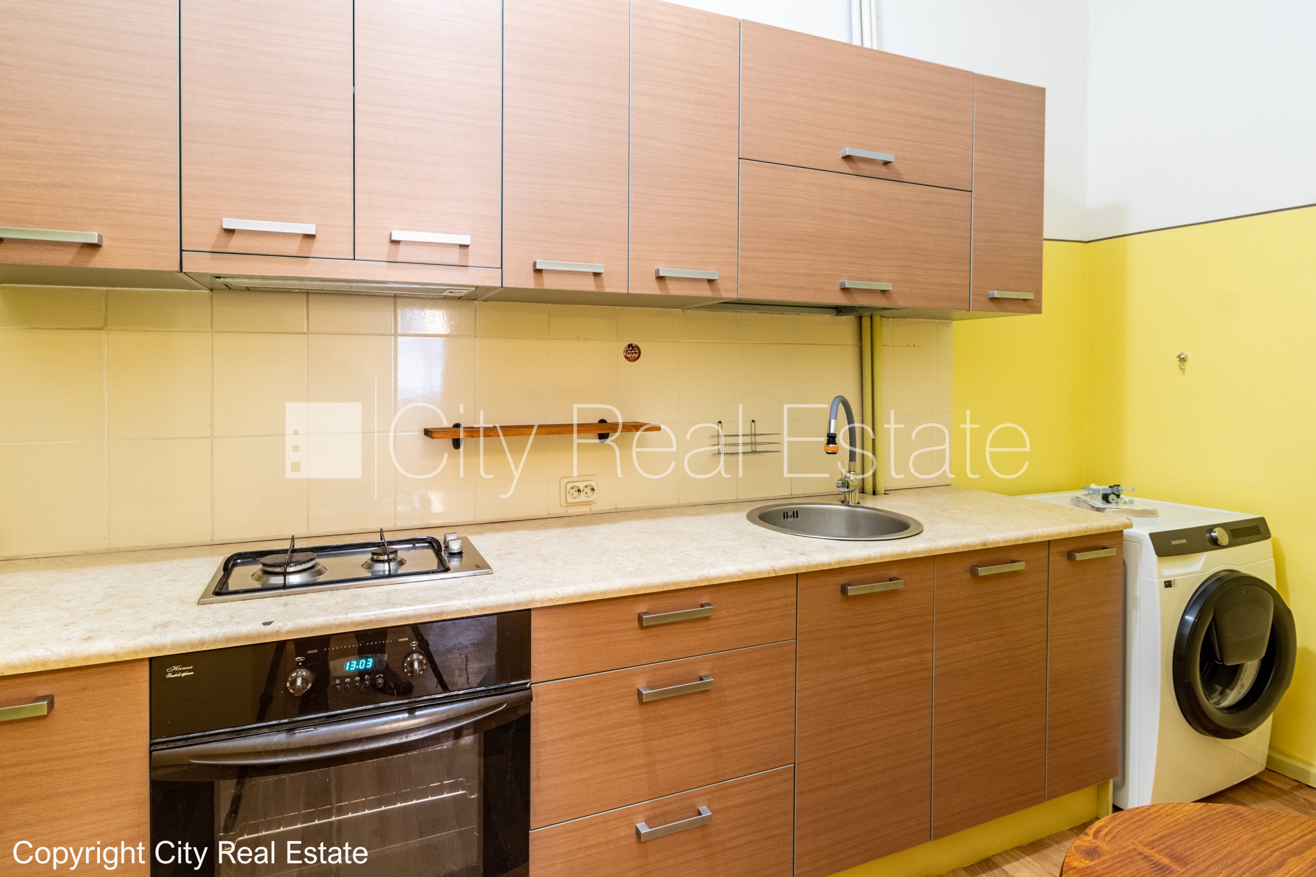 Sludinājumi. Pagalma ēka, renovēta māja, slēgts pagalms, ieeja no pagalma, ir lifts, kāpņu telpa pēc kosmētiskā Cena: 600 EUR/mēn Foto #9