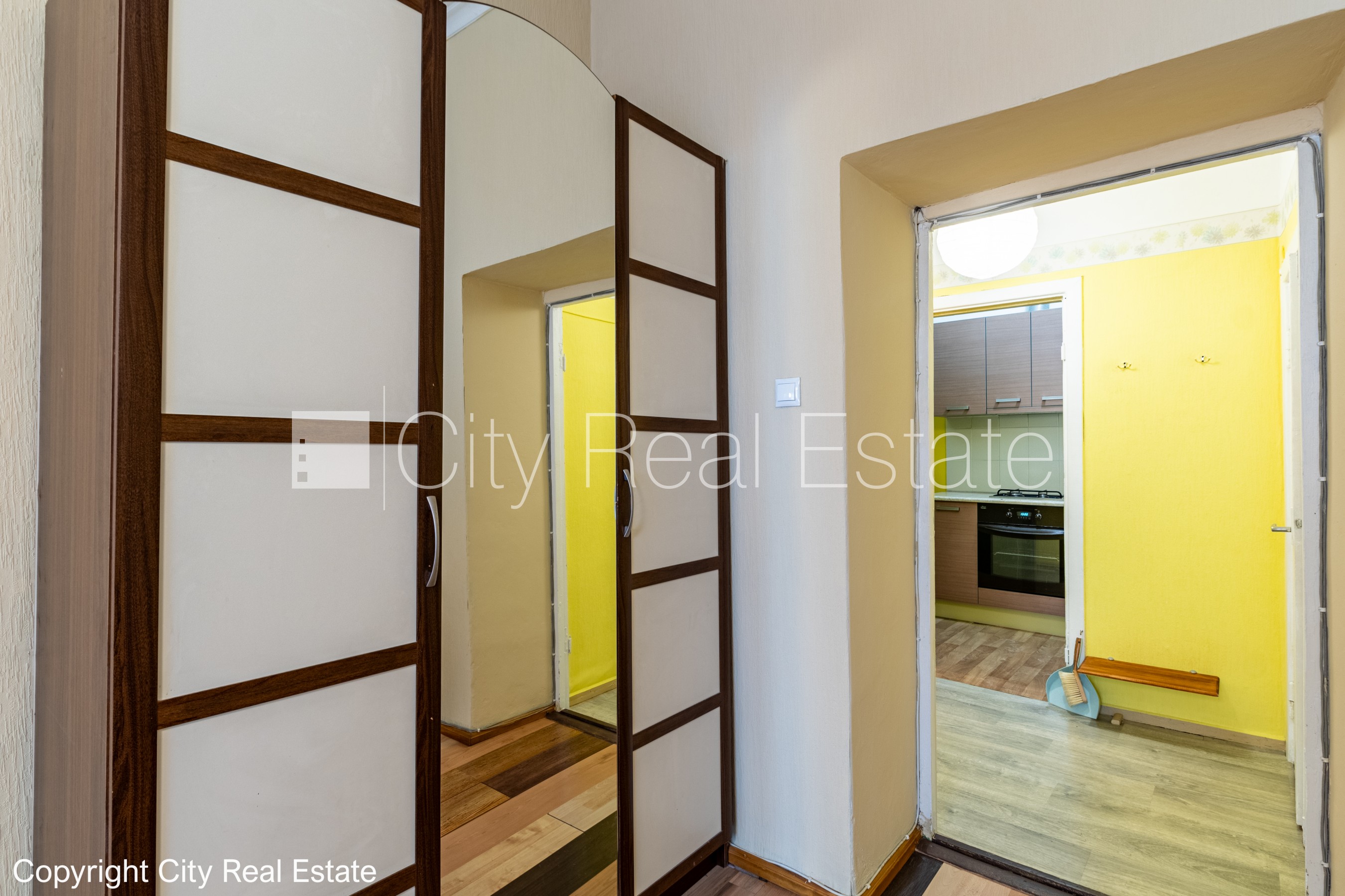 Sludinājumi. Pagalma ēka, renovēta māja, slēgts pagalms, ieeja no pagalma, ir lifts, kāpņu telpa pēc kosmētiskā Cena: 600 EUR/mēn Foto #6