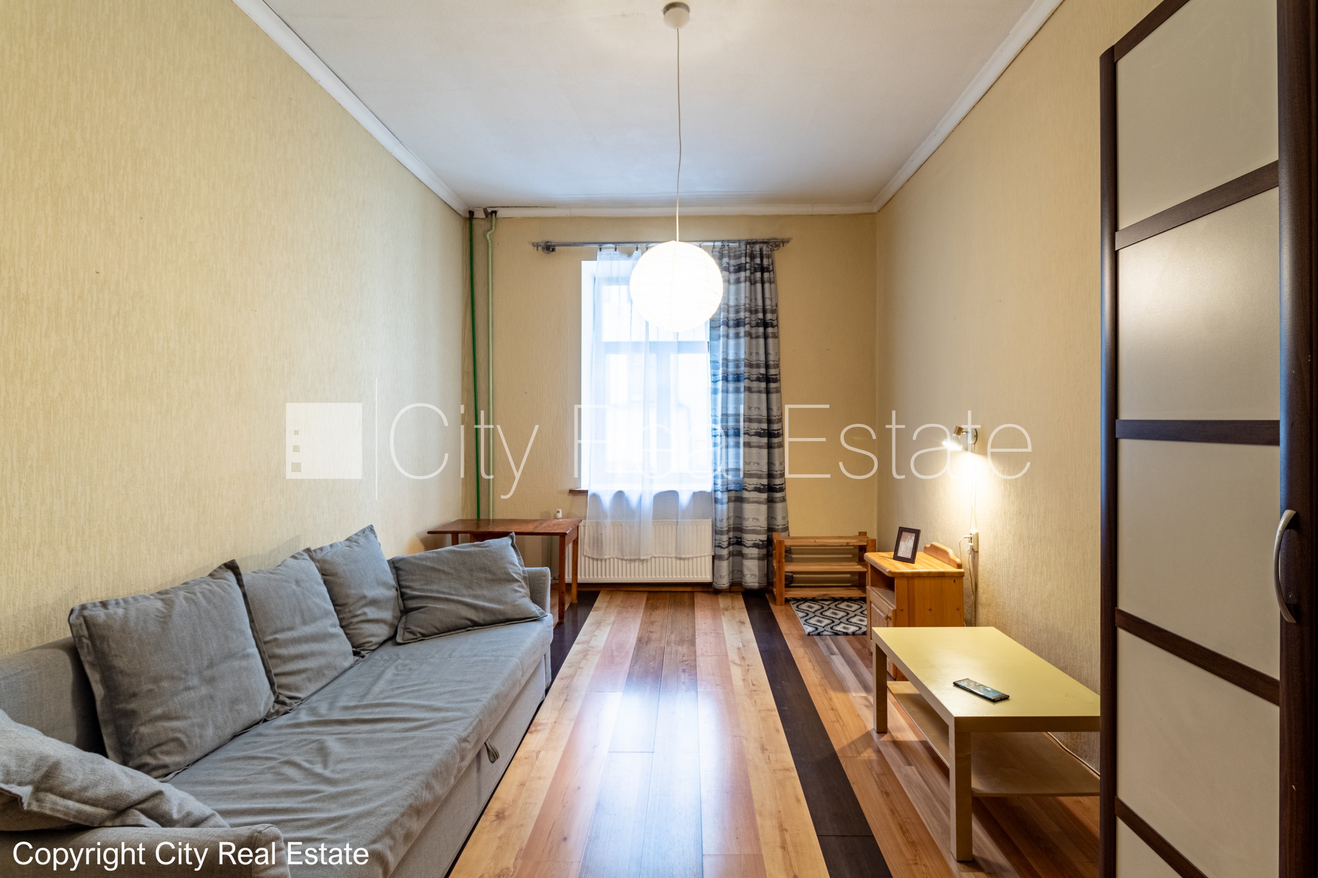 Sludinājumi. Pagalma ēka, renovēta māja, slēgts pagalms, ieeja no pagalma, ir lifts, kāpņu telpa pēc kosmētiskā Cena: 600 EUR/mēn Foto #1