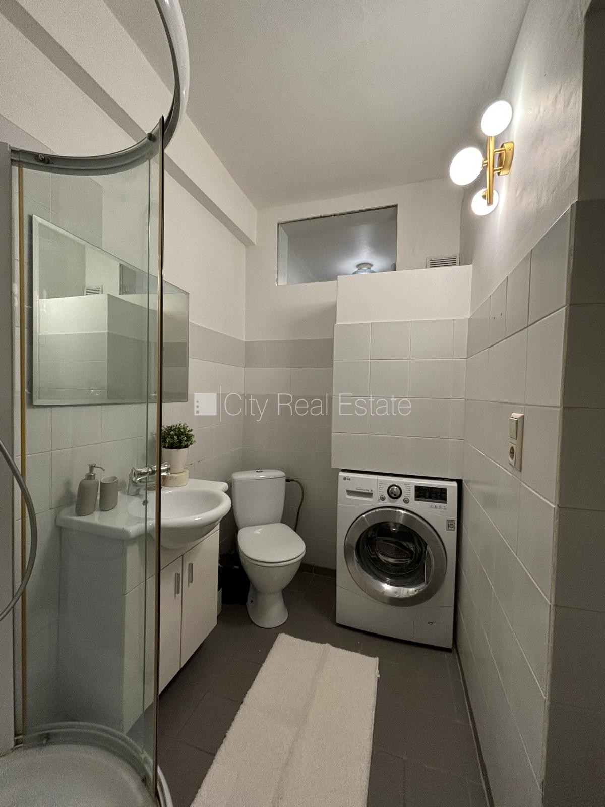 Sludinājumi. Fasādes māja, restaurēta māja, labiekārtots apzaļumots pagalms, slēgts pagalms, vieta vairākām Cena: 89000 EUR Foto #13