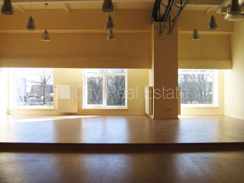 Sludinājumi. Pagalma ēka, labiekārtota apzaļumota teritorija, vieta vairākām automašīnām, apsargāta teritorija, Cena: 450 EUR/mēn Foto #2