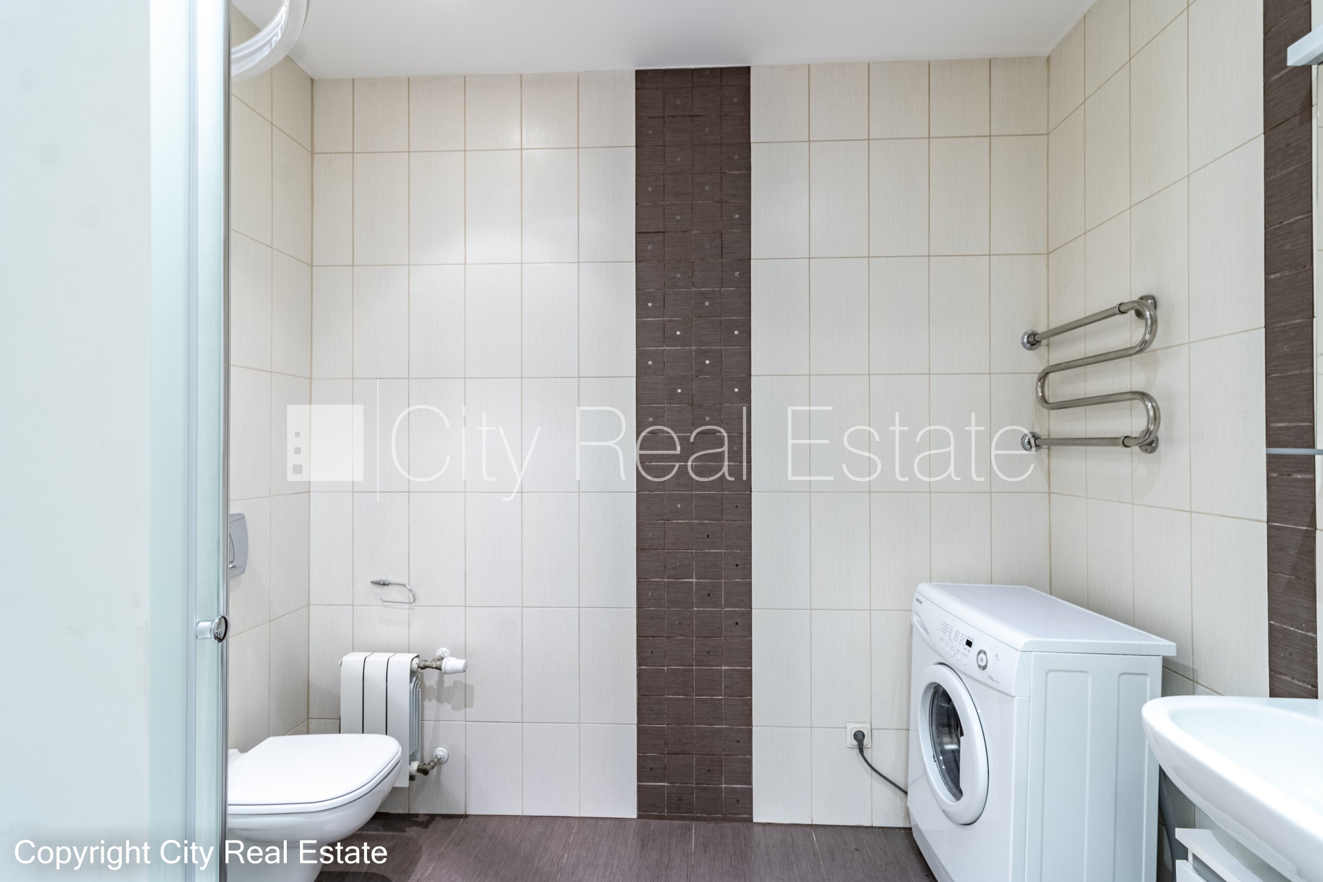 Объявление. Здание во дворе, реновированный дом, закрытый двор, вход с улицы, лифт, лестничная клетка после Цена: 550 EUR/мес. Foto #10