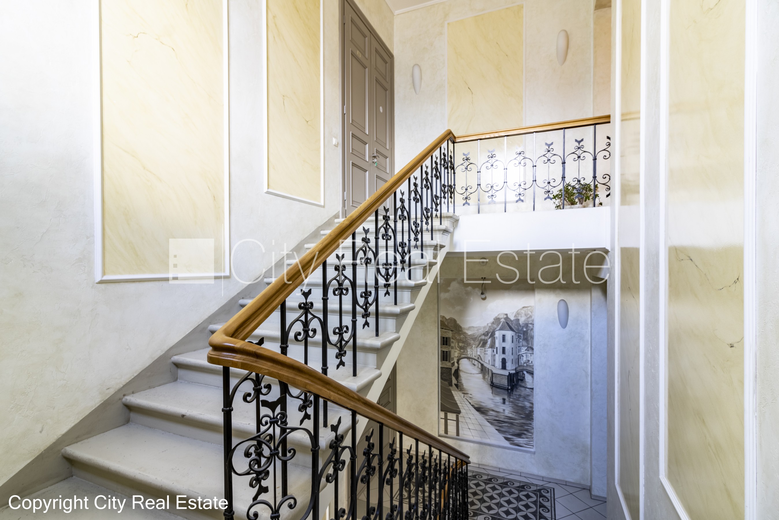 Объявление. Здание во дворе, реновированный дом, закрытый двор, вход с улицы, лифт, лестничная клетка после Цена: 550 EUR/мес. Foto #15