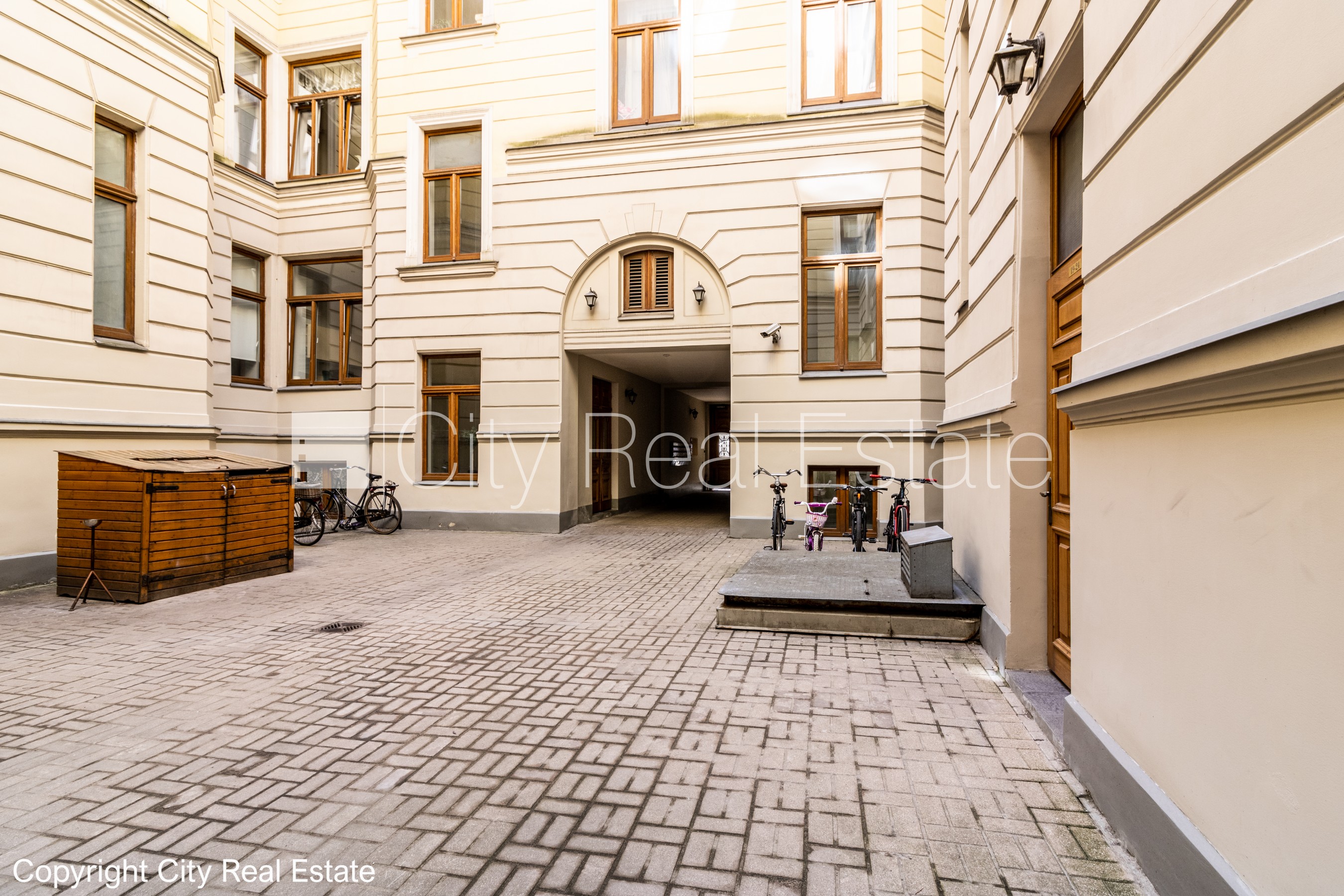 Объявление. Здание во дворе, реновированный дом, закрытый двор, вход с улицы, лифт, лестничная клетка после Цена: 550 EUR/мес. Foto #17