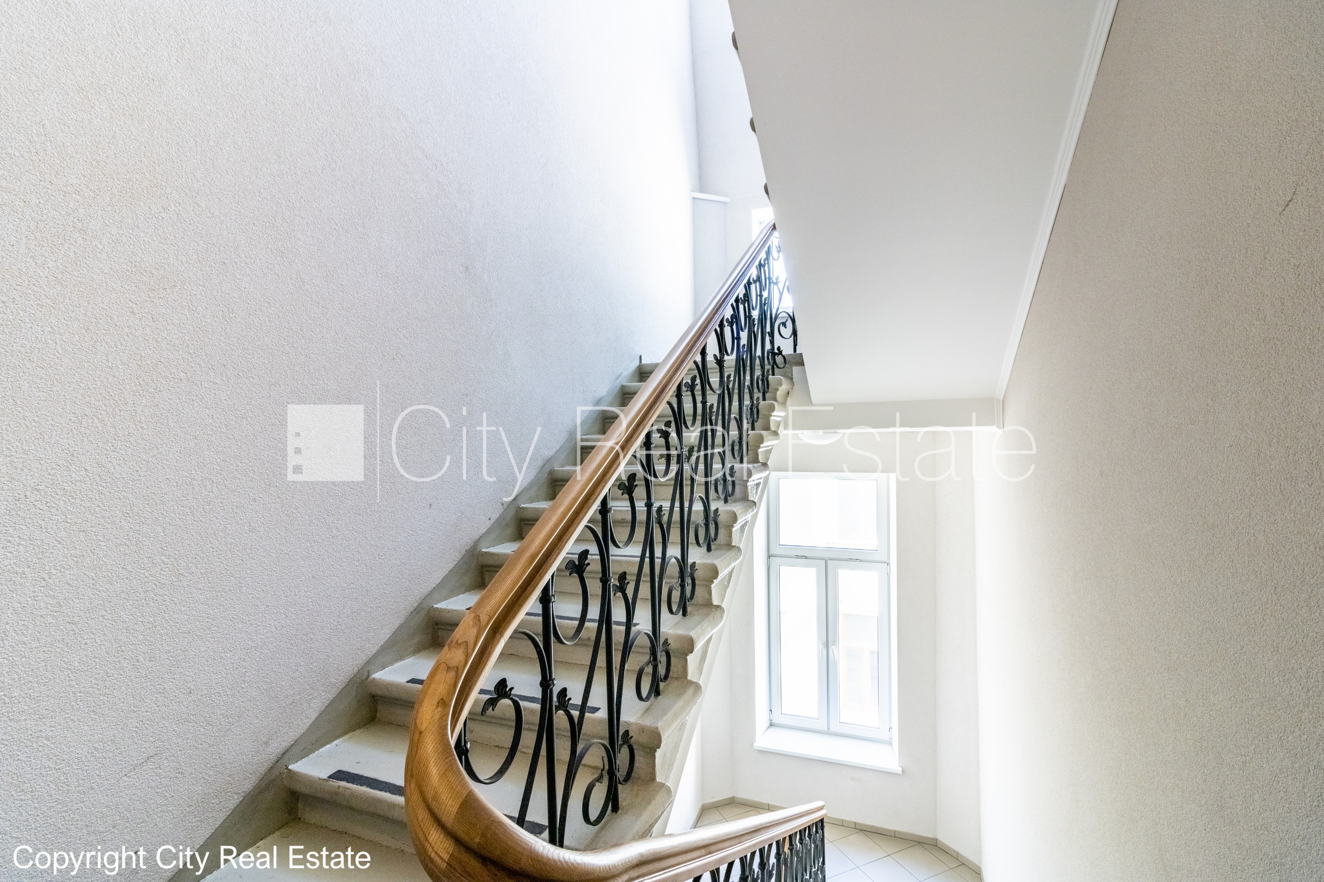 Объявление. Здание во дворе, реновированный дом, закрытый двор, вход с улицы, лифт, лестничная клетка после Цена: 550 EUR/мес. Foto #16